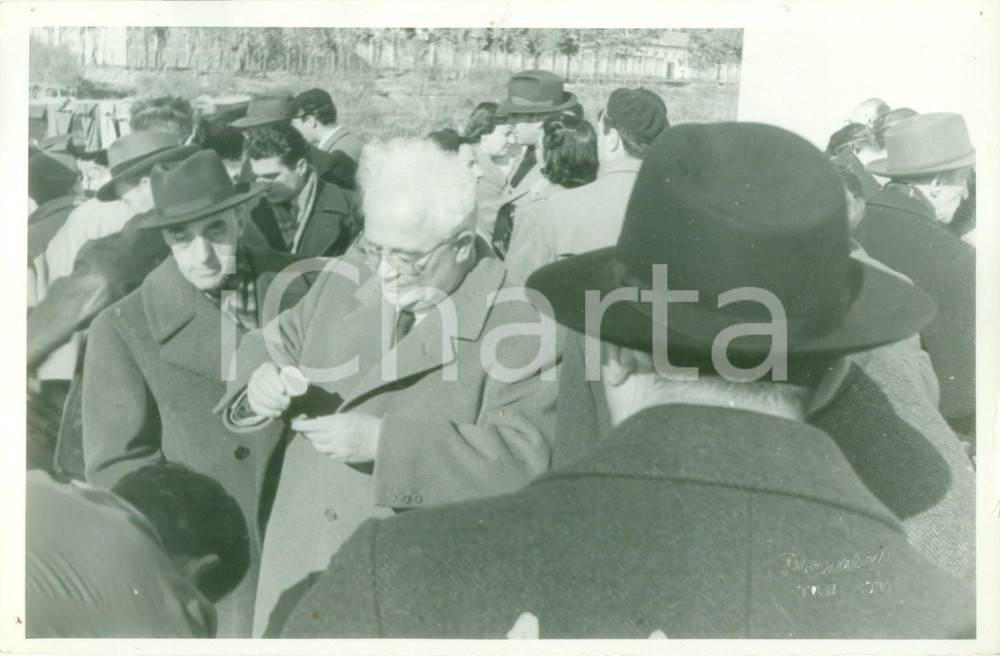 Fotografia d epoca originale 1950 ca TARANTO Critico Francesco FLORA durante una manifestazione 2 1