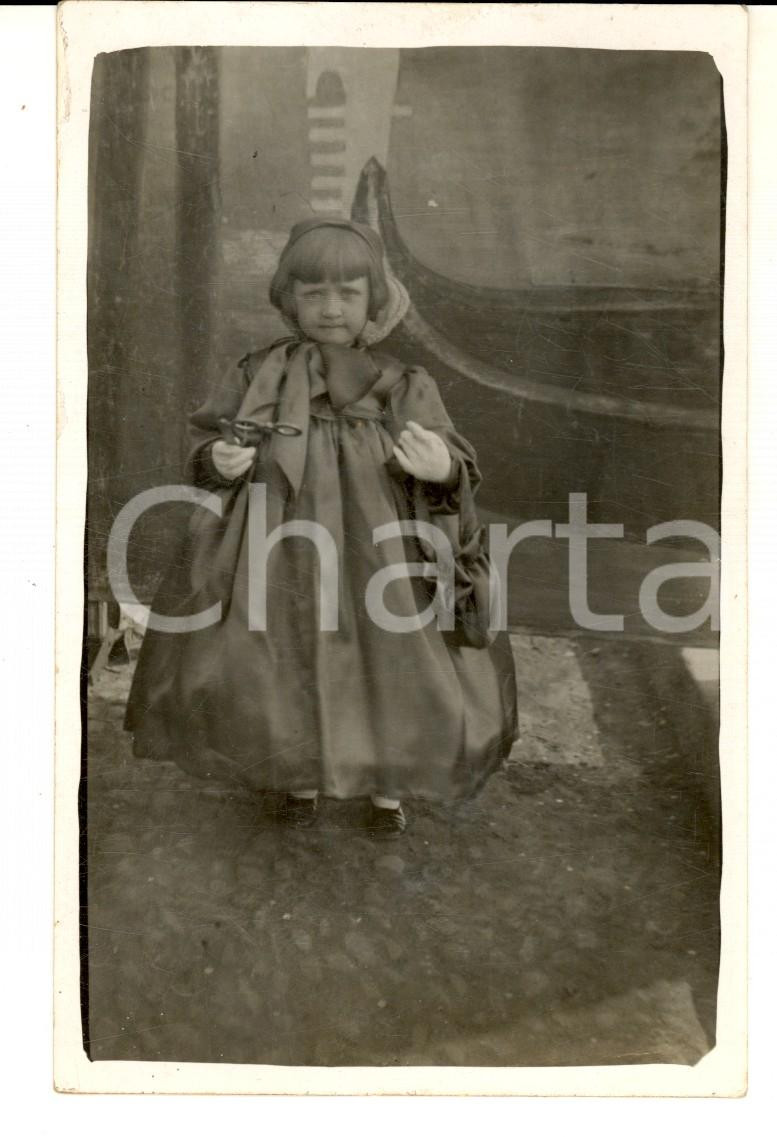 Fotografia d epoca originale 1934 MILANO ? Bambina in costume di Carnevale Foto cartolina VINTAGE 1