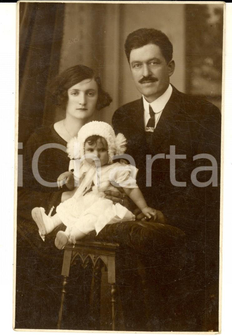 Fotografia d epoca originale 1925 BELLUNO Coppia di sposi con la figlia bambina Foto cartolina A. ROCCO 2 1