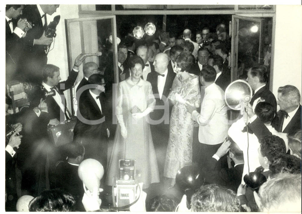 Fotografia d epoca originale 1955 ca CANNES FILM FESTIVAL Ingresso a una serata di gala Foto 26x18 cm 1