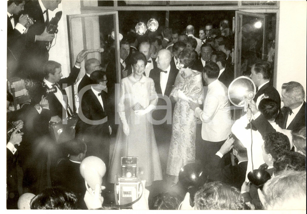 Fotografia d epoca originale 1955 ca CANNES FILM FESTIVAL Ingresso a una serata di gala Foto 26x18 cm 1