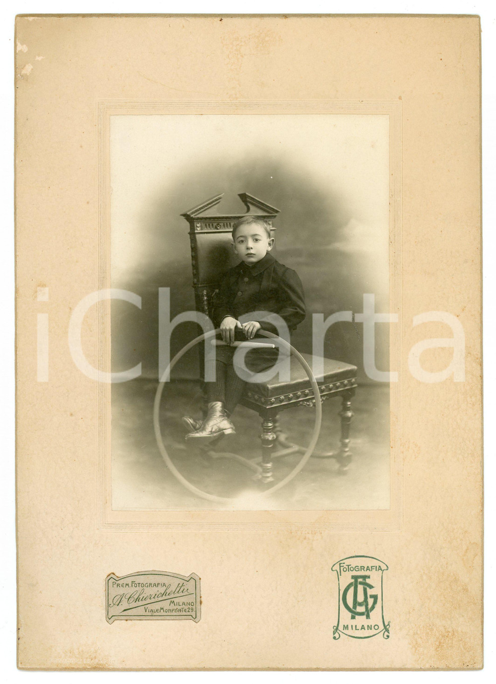 Fotografia d epoca originale 1910 ca MILANO Bambino con gioco del cerchio e bastone  Foto A. CHIERICHETTI 1