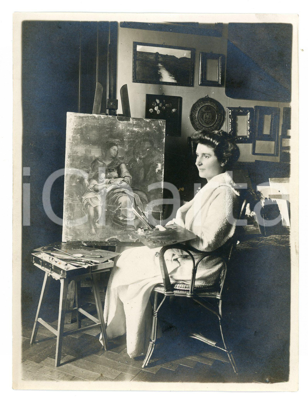 Fotografia d epoca originale 1930 ca ITALIA Ritratto di una pittrice davanti alla tela  Foto 12x16 cm 1