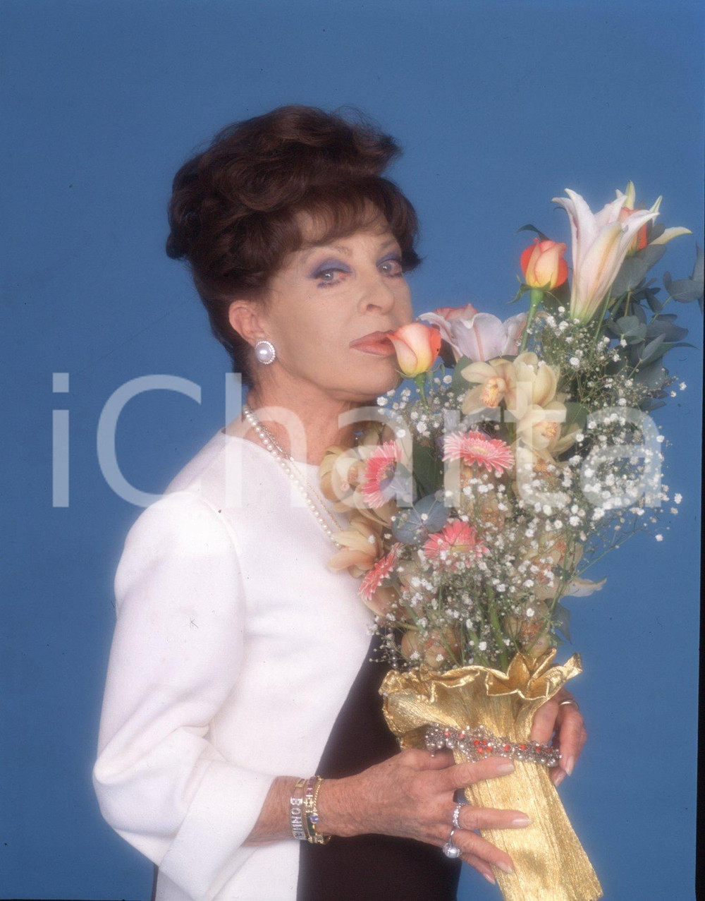 1980 ca Silvana PAMPANINI photo shoot NEGATIVO ORIGINALE 3 Negativo originale a colori su pellicola.  E' SEVERAMENTE VIETATA LA RIPRODUZIONE.TUTTI I DIRITTI SONO RISERVATI.ICharta mette in vendita, sul negozio eBay e in esclusiva sul sito "icharta" il proprio archivio composto da numerose diapositive e negativi fotografici d'epoca, tutti originali e autentici.Si tratta di uno sguardo inedito sull'attualità, la politica, la vita quotidiana, il gossip e la cultura, che fotografa il cambiamento della nazione (e non solo) tra il 1890 ed il 1990 circa. Un'occasione unica per il mercato del collezionismo, che vede finalmente disponibile un archivio eccezionale per vastità, tematiche e condizioni, in un settore (il negativo fotografico e la diapositiva) di assoluta novità e dalle interessanti prospettive di investimento. CONDIZIONI:FAIR/discretoFORMATO: cm 6 x 7 originale e autentica 1