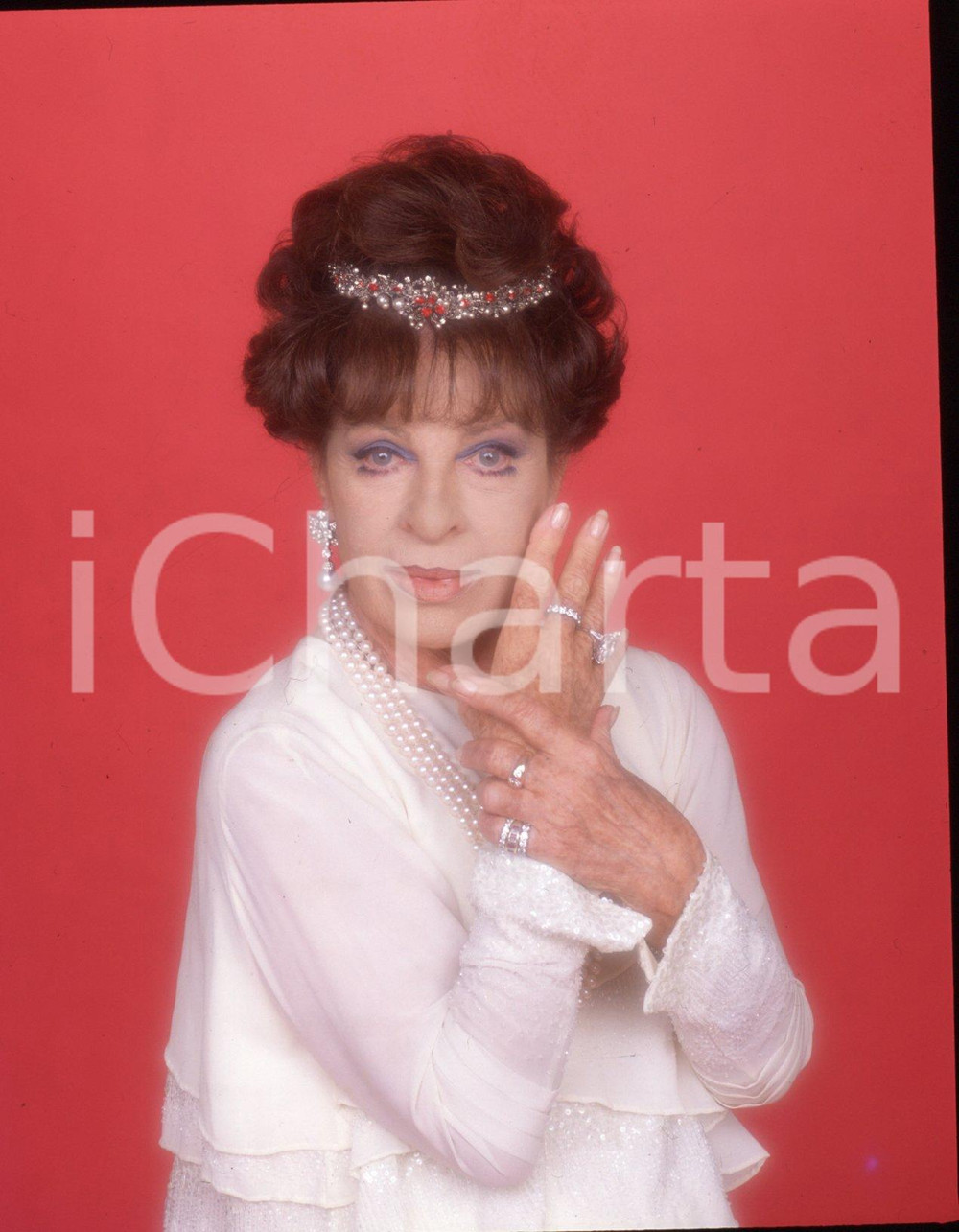 1980ca Silvana PAMPANINI photo shoot DIAPOSTIVA ORIGINALE 6 Diapositiva originale a colori su pellicola  E' SEVERAMENTE VIETATA LA RIPRODUZIONE.TUTTI I DIRITTI SONO RISERVATI.ICharta mette in vendita, sul negozio eBay e in esclusiva sul sito "icharta" il proprio archivio composto da numerose diapositive e negativi fotografici d'epoca, tutti originali e autentici.Si tratta di uno sguardo inedito sull'attualità, la politica, la vita quotidiana, il gossip e la cultura, che fotografa il cambiamento della nazione (e non solo) tra il 1890 ed il 1990 circa. Un'occasione unica per il mercato del collezionismo, che vede finalmente disponibile un archivio eccezionale per vastità, tematiche e condizioni, in un settore (il negativo fotografico e la diapositiva) di assoluta novità e dalle interessanti prospettive di investimento. CONDIZIONI:FAIR/discretoFORMATO: cm 6 x 7 originale e autentica 1