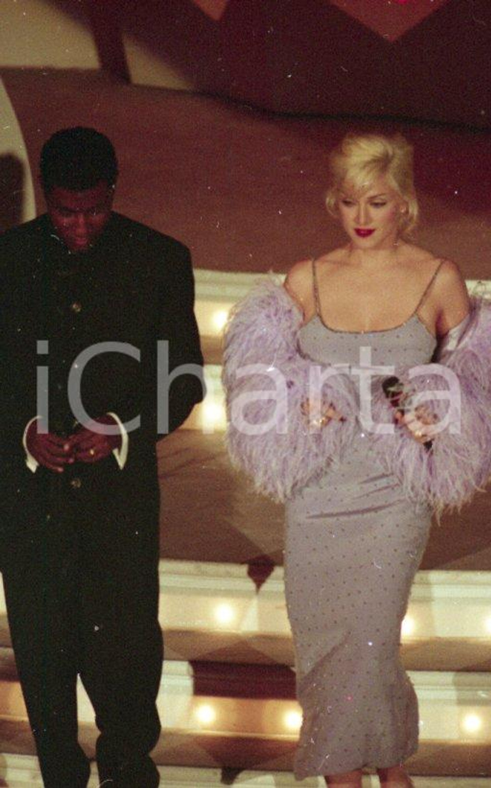 1995 FESTIVAL DI SANREMO:  MADONNA Take a bow" NEGATIVO ORIGINALE 1 Nel negativo è ritratto anche Babyface, pseudonimo di Kenneth Brian EdmondsNegativo originale a colori su pellicola.  E' SEVERAMENTE VIETATA LA RIPRODUZIONE.TUTTI I DIRITTI SONO RISERVATI.ICharta mette in vendita, sul negozio eBay e in esclusiva sul sito "icharta" il proprio archivio composto da numerose diapositive e negativi fotografici d'epoca, tutti originali e autentici.Si tratta di uno sguardo inedito sull'attualità, la politica, la vita quotidiana, il gossip e la cultura, che fotografa il cambiamento della nazione (e non solo) tra il 1890 ed il 1990 circa. Un'occasione unica per il mercato del collezionismo, che vede finalmente disponibile un archivio eccezionale per vastità, tematiche e condizioni, in un settore (il negativo fotografico e la diapositiva) di assoluta novità e dalle interessanti prospettive di investimento. CONDIZIONI:FAIR/discretoFORMATO: 35mm originale e autentica 1