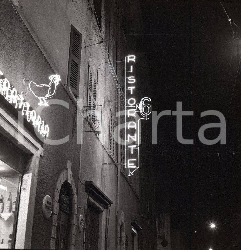 1951 BRESCIA  Insegne al neon di negozi in centro NEGATIVO ORIGINALE 2 Negativo originale in bianco e nero su pellicola.  E' SEVERAMENTE VIETATA LA RIPRODUZIONE.TUTTI I DIRITTI SONO RISERVATI.ICharta mette in vendita, sul negozio eBay e in esclusiva sul sito "icharta" il proprio archivio composto da numerose diapositive e negativi fotografici d'epoca, tutti originali e autentici.Si tratta di uno sguardo inedito sull'attualità, la politica, la vita quotidiana, il gossip e la cultura, che fotografa il cambiamento della nazione (e non solo) tra il 1890 ed il 1990 circa. Un'occasione unica per il mercato del collezionismo, che vede finalmente disponibile un archivio eccezionale per vastità, tematiche e condizioni, in un settore (il negativo fotografico e la diapositiva) di assoluta novità e dalle interessanti prospettive di investimento. CONDIZIONI:FAIR/discretoFORMATO: cm 6 x 6 originale e autentica 1