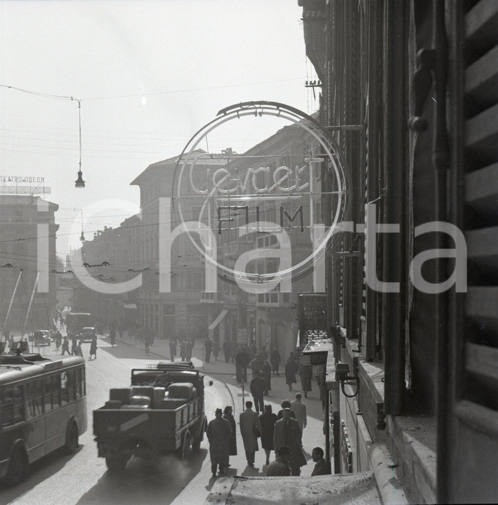 1951 BRESCIA  Insegne al neon di negozi in centro NEGATIVO ORIGINALE  1 Negativo originale in bianco e nero su pellicola.  E' SEVERAMENTE VIETATA LA RIPRODUZIONE.TUTTI I DIRITTI SONO RISERVATI.ICharta mette in vendita, sul negozio eBay e in esclusiva sul sito "icharta" il proprio archivio composto da numerose diapositive e negativi fotografici d'epoca, tutti originali e autentici.Si tratta di uno sguardo inedito sull'attualità, la politica, la vita quotidiana, il gossip e la cultura, che fotografa il cambiamento della nazione (e non solo) tra il 1890 ed il 1990 circa. Un'occasione unica per il mercato del collezionismo, che vede finalmente disponibile un archivio eccezionale per vastità, tematiche e condizioni, in un settore (il negativo fotografico e la diapositiva) di assoluta novità e dalle interessanti prospettive di investimento. CONDIZIONI:FAIR/discretoFORMATO: cm 6 x 6 originale e autentica 1