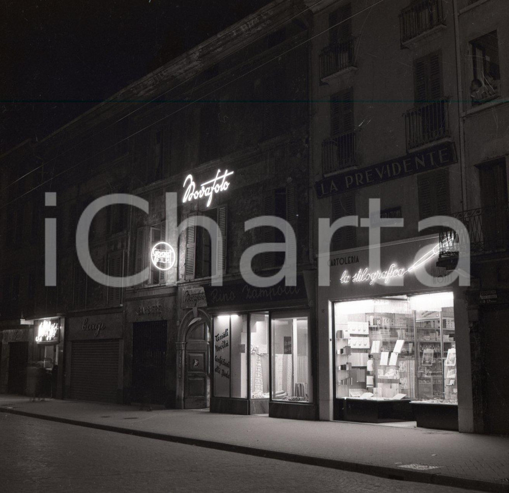 1951 BRESCIA  Insegne al neon di negozi in centro NEGATIVO ORIGINALE  4 Negativo originale in bianco e nero su pellicola.  E' SEVERAMENTE VIETATA LA RIPRODUZIONE.TUTTI I DIRITTI SONO RISERVATI.ICharta mette in vendita, sul negozio eBay e in esclusiva sul sito "icharta" il proprio archivio composto da numerose diapositive e negativi fotografici d'epoca, tutti originali e autentici.Si tratta di uno sguardo inedito sull'attualità, la politica, la vita quotidiana, il gossip e la cultura, che fotografa il cambiamento della nazione (e non solo) tra il 1890 ed il 1990 circa. Un'occasione unica per il mercato del collezionismo, che vede finalmente disponibile un archivio eccezionale per vastità, tematiche e condizioni, in un settore (il negativo fotografico e la diapositiva) di assoluta novità e dalle interessanti prospettive di investimento. CONDIZIONI:FAIR/discretoFORMATO: cm 6 x 6 originale e autentica 1