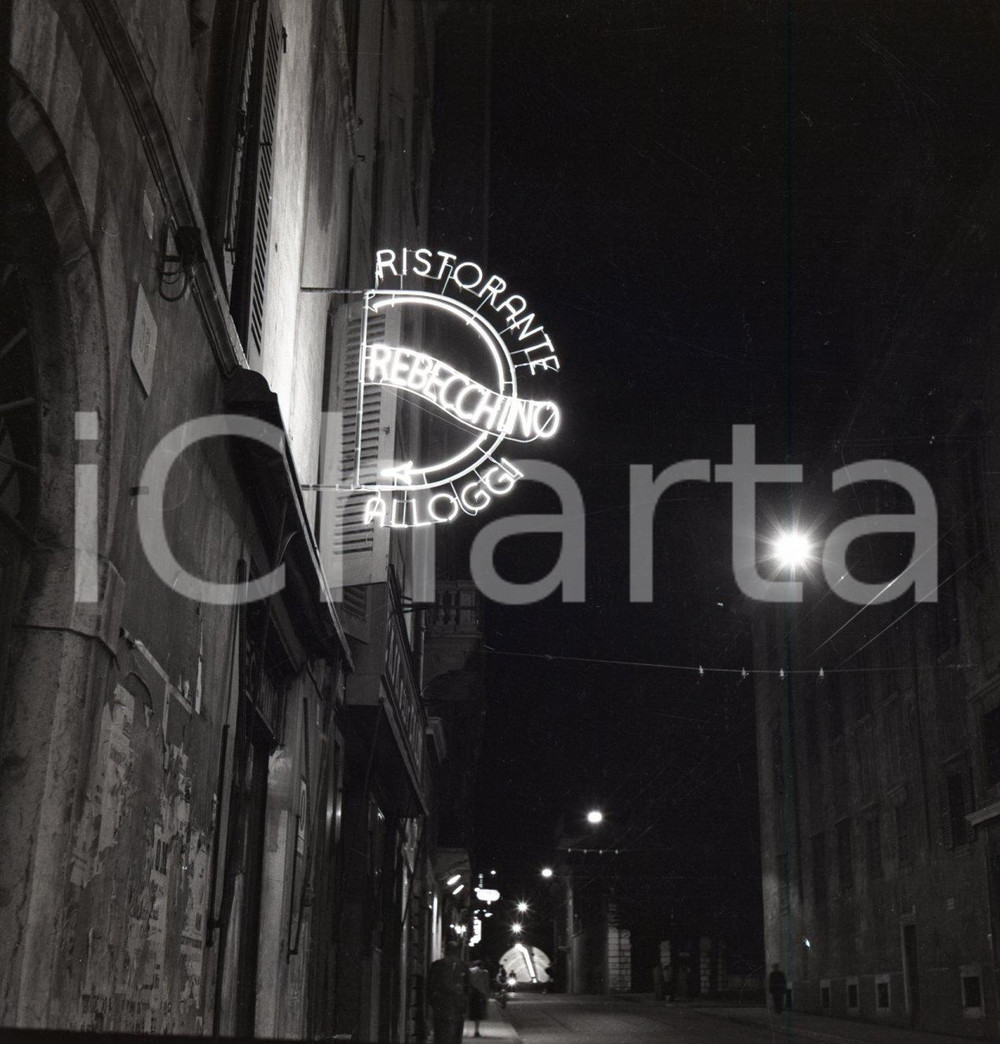 1951 BRESCIA  Insegne al neon di negozi in centro NEGATIVO ORIGINALE  3 Negativo originale in bianco e nero su pellicola.  E' SEVERAMENTE VIETATA LA RIPRODUZIONE.TUTTI I DIRITTI SONO RISERVATI.ICharta mette in vendita, sul negozio eBay e in esclusiva sul sito "icharta" il proprio archivio composto da numerose diapositive e negativi fotografici d'epoca, tutti originali e autentici.Si tratta di uno sguardo inedito sull'attualità, la politica, la vita quotidiana, il gossip e la cultura, che fotografa il cambiamento della nazione (e non solo) tra il 1890 ed il 1990 circa. Un'occasione unica per il mercato del collezionismo, che vede finalmente disponibile un archivio eccezionale per vastità, tematiche e condizioni, in un settore (il negativo fotografico e la diapositiva) di assoluta novità e dalle interessanti prospettive di investimento. CONDIZIONI:FAIR/discretoFORMATO: cm 6 x 6 originale e autentica 1