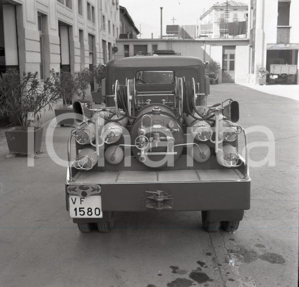 1951 BRESCIA Nuovo autocarro per Vigli del Fuoco NEGATIVO ORIGINALE 3 Negativo originale in bianco e nero su pellicola.  E' SEVERAMENTE VIETATA LA RIPRODUZIONE.TUTTI I DIRITTI SONO RISERVATI.ICharta mette in vendita, sul negozio eBay e in esclusiva sul sito "icharta" il proprio archivio composto da numerose diapositive e negativi fotografici d'epoca, tutti originali e autentici.Si tratta di uno sguardo inedito sull'attualità, la politica, la vita quotidiana, il gossip e la cultura, che fotografa il cambiamento della nazione (e non solo) tra il 1890 ed il 1990 circa. Un'occasione unica per il mercato del collezionismo, che vede finalmente disponibile un archivio eccezionale per vastità, tematiche e condizioni, in un settore (il negativo fotografico e la diapositiva) di assoluta novità e dalle interessanti prospettive di investimento. CONDIZIONI:FAIR/discretoFORMATO: cm 6 x 6 originale e autentica 1