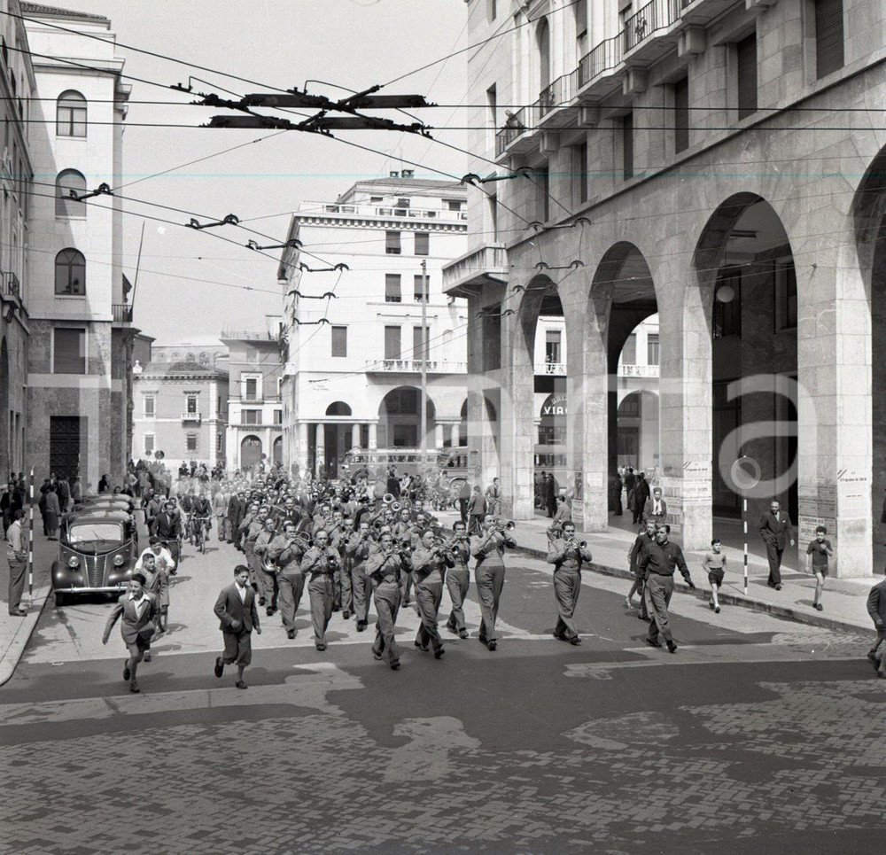1951 BRESCIA La fanfara alla festa dei Bersaglieri NEGATIVO ORIGINALE 2 Negativo originale in bianco e nero su pellicola.  E' SEVERAMENTE VIETATA LA RIPRODUZIONE.TUTTI I DIRITTI SONO RISERVATI.ICharta mette in vendita, sul negozio eBay e in esclusiva sul sito "icharta" il proprio archivio composto da numerose diapositive e negativi fotografici d'epoca, tutti originali e autentici.Si tratta di uno sguardo inedito sull'attualità, la politica, la vita quotidiana, il gossip e la cultura, che fotografa il cambiamento della nazione (e non solo) tra il 1890 ed il 1990 circa. Un'occasione unica per il mercato del collezionismo, che vede finalmente disponibile un archivio eccezionale per vastità, tematiche e condizioni, in un settore (il negativo fotografico e la diapositiva) di assoluta novità e dalle interessanti prospettive di investimento. CONDIZIONI:FAIR/discretoFORMATO: cm 6 x 6 originale e autentica 1