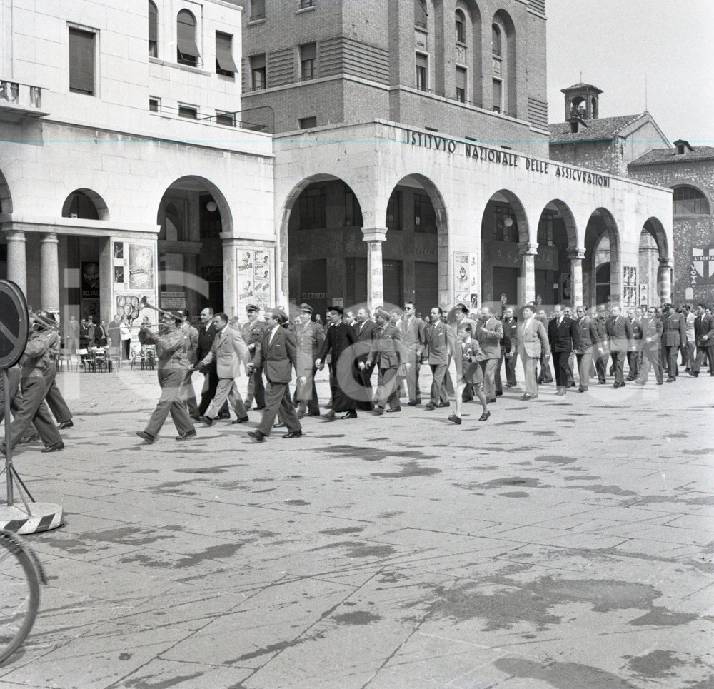 1951 BRESCIA Festa dei Bersaglieri NEGATIVO ORIGINALE 1 Negativo originale in bianco e nero su pellicola.  E' SEVERAMENTE VIETATA LA RIPRODUZIONE.TUTTI I DIRITTI SONO RISERVATI.ICharta mette in vendita, sul negozio eBay e in esclusiva sul sito "icharta" il proprio archivio composto da numerose diapositive e negativi fotografici d'epoca, tutti originali e autentici.Si tratta di uno sguardo inedito sull'attualità, la politica, la vita quotidiana, il gossip e la cultura, che fotografa il cambiamento della nazione (e non solo) tra il 1890 ed il 1990 circa. Un'occasione unica per il mercato del collezionismo, che vede finalmente disponibile un archivio eccezionale per vastità, tematiche e condizioni, in un settore (il negativo fotografico e la diapositiva) di assoluta novità e dalle interessanti prospettive di investimento. CONDIZIONI:FAIR/discretoFORMATO: cm 6 x 6 originale e autentica 1