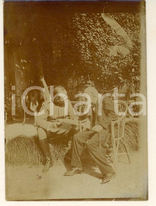 Fotografia d epoca originale 1890 ca COSTUME ITALIA Conversazione tra un ufficiale e un professore Foto 7x9 1