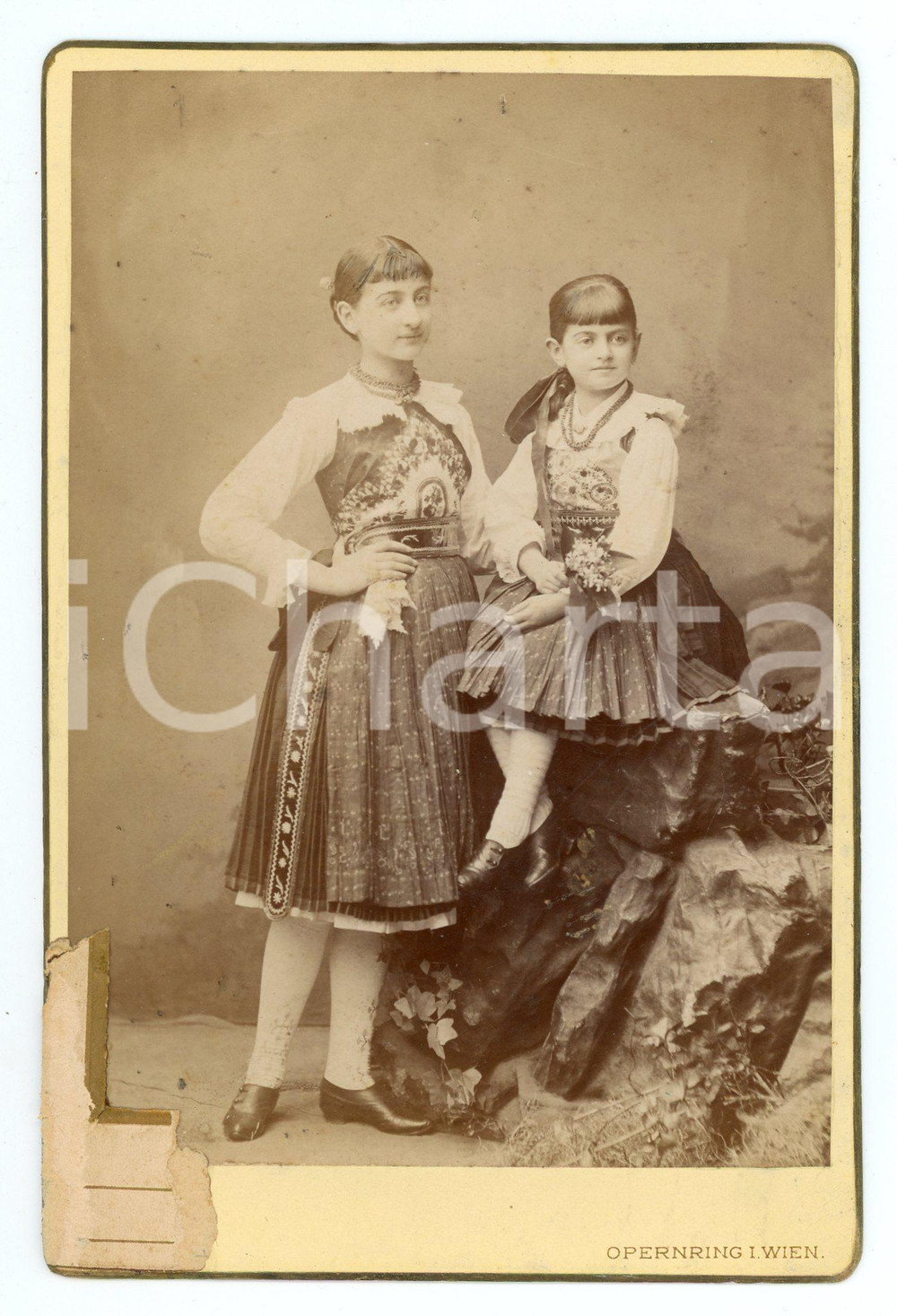 Fotografia d epoca originale 1890 ca WIEN Ragazze in costumi tipici austriaci  Foto Dr. SZEKELY 1