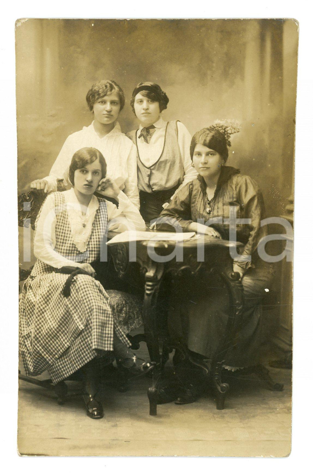 Fotografia d epoca originale 1910 ca MILANO Ritratto di quattro sorelle  Fotografia G. BELLONI 13x8 cm 1