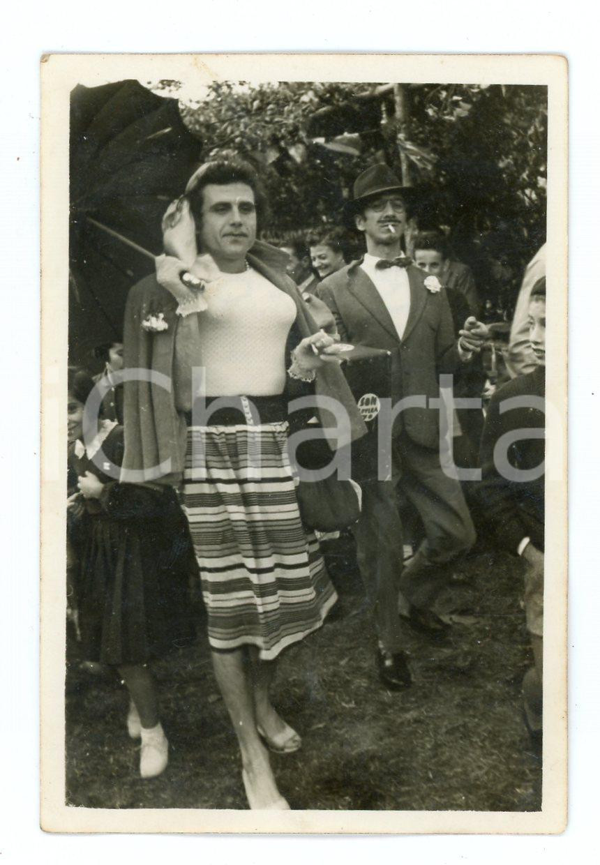 Fotografia d epoca originale 1953 FESTA DELL UNITÀ Uomo vestito da donna  Festa in maschera  Foto 6x9 cm 1