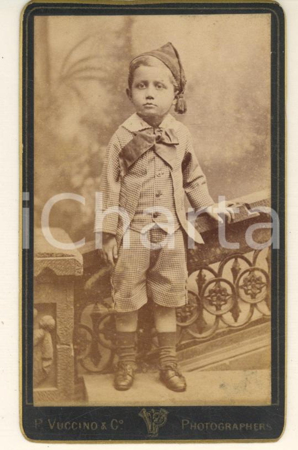 Fotografia d epoca originale 1880 ca BOMBAY INDIA Bambino in abito a quadretti Foto P. VUCCINO CDV RARA 1