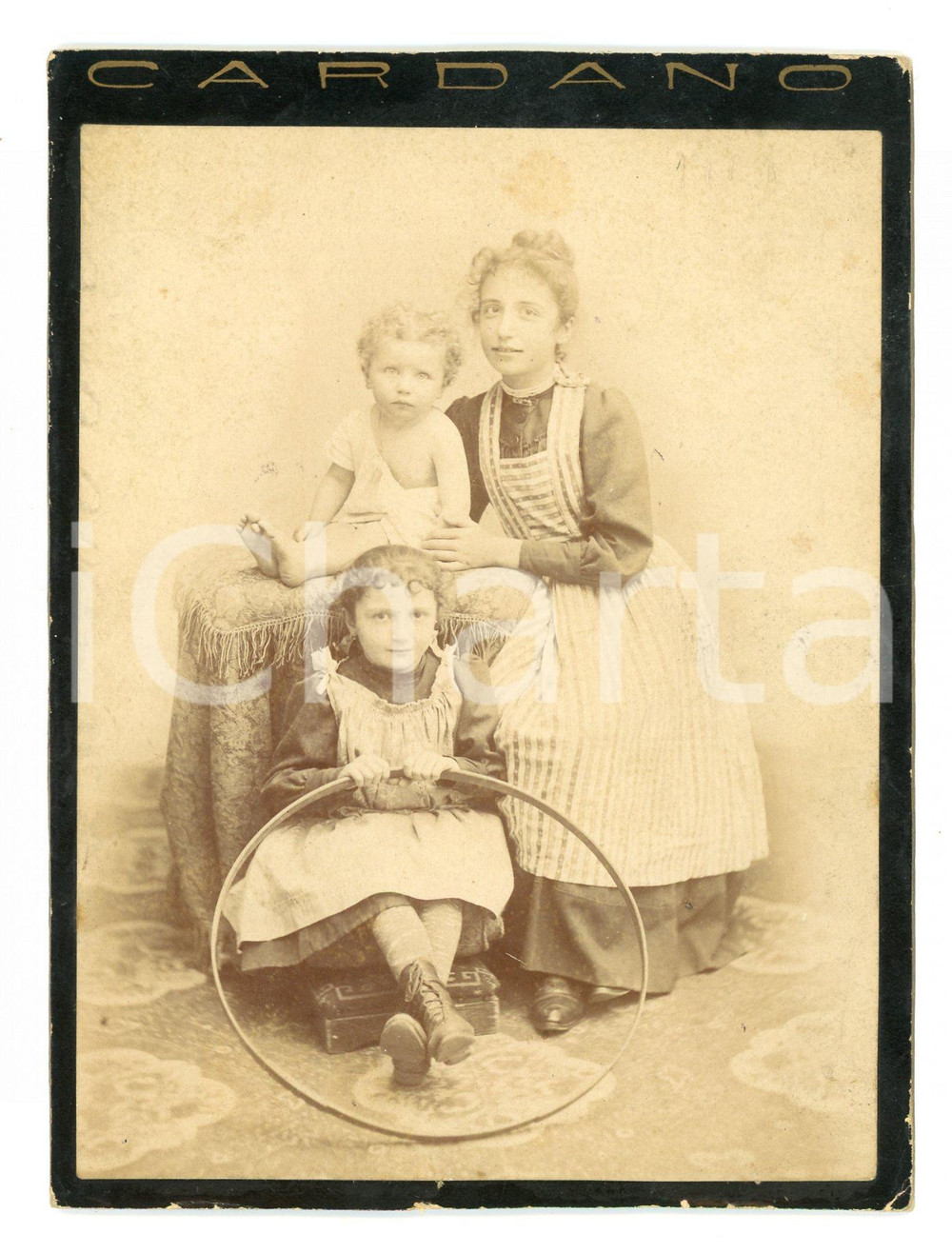 Fotografia d epoca originale 1910 ca MILANO Le tre sorelle LOVATI Gioco del cerchio e bastone  Foto CARDANO 1