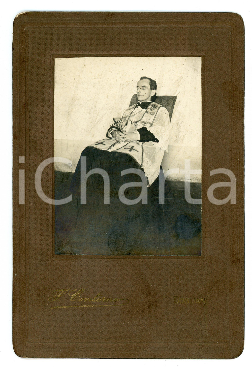Fotografia d epoca originale 1900 ca DOGLIANI Ritratto POST MORTEM di un sacerdote  Foto F. CONTERNO 1