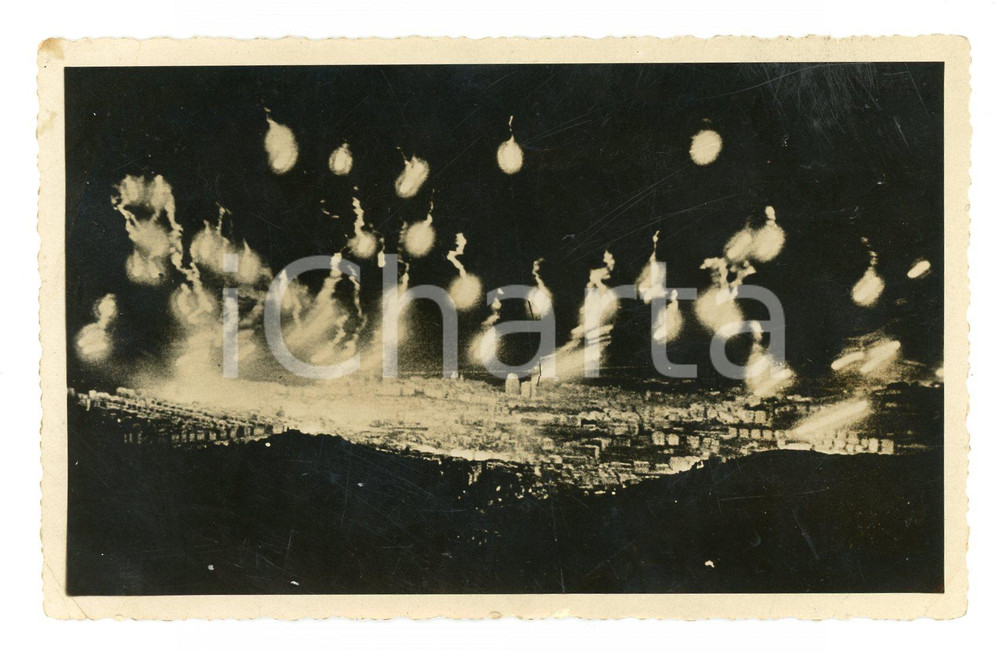 Fotografia d epoca originale 1944 BOMBARDAMENTI DI GENOVA Bengala illuminano la città  Foto 13x9 cm 1