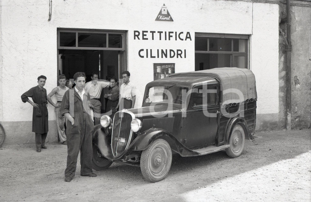 1950 BRESCIA Rettifica cilindri con Balilla furgoncino NEGATIVO ORIGINALE 1 Negativo originale in bianco e nero su pellicola.  E' SEVERAMENTE VIETATA LA RIPRODUZIONE.TUTTI I DIRITTI SONO RISERVATI.ICharta mette in vendita, sul negozio eBay e in esclusiva sul sito "icharta" il proprio archivio composto da numerose diapositive e negativi fotografici d'epoca, tutti originali e autentici.Si tratta di uno sguardo inedito sull'attualità, la politica, la vita quotidiana, il gossip e la cultura, che fotografa il cambiamento della nazione (e non solo) tra il 1890 ed il 1990 circa. Un'occasione unica per il mercato del collezionismo, che vede finalmente disponibile un archivio eccezionale per vastità, tematiche e condizioni, in un settore (il negativo fotografico e la diapositiva) di assoluta novità e dalle interessanti prospettive di investimento. CONDIZIONI:FAIR/discretoFORMATO: cm 9 x 6 originale e autentica 1