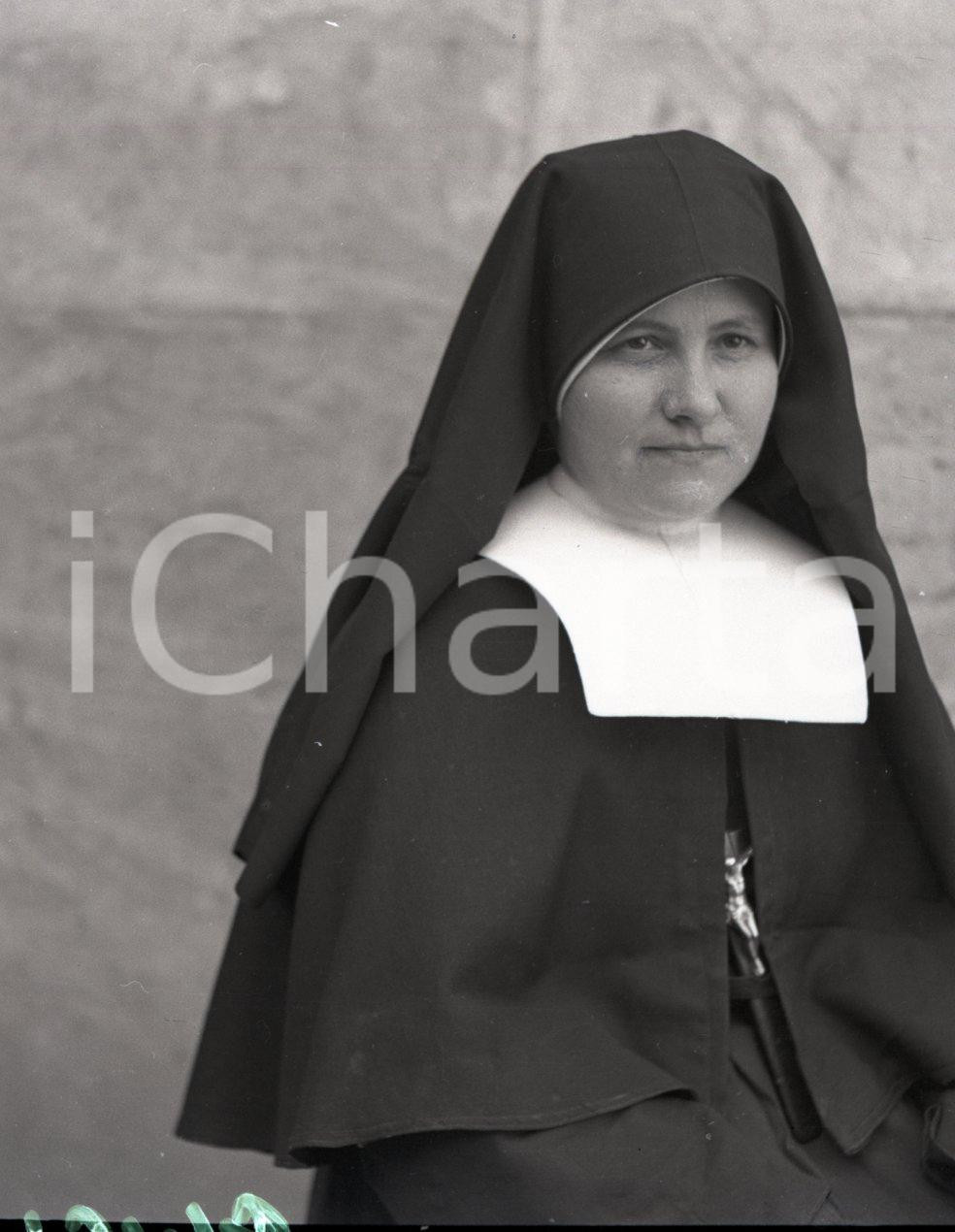 1948 BRESCIA Pilastroni Reparto Psichiatrico reportage NEGATIVO ORIGINALE 5 Negativo originale in bianco e nero su pellicola.Nel 1948, un fotografo ottenne l'autorizzazione ad accedere al reparto psichiatrico noto come “Pilastroni” di Brescia, con l'obiettivo di documentare, attraverso un reportage, le condizioni dei pazienti ricoverati e il lavoro del personale sanitario. Ne scaturì un servizio fotografico di straordinario impatto visivo, che contribuì a far luce sulla realtà vissuta all'interno della struttura. Il negativo fotografico qui proposto in vendita appartiene a questa preziosa serie di scatti realizzati di inestimabile valore storico e sociale, offrendo una testimonianza intensa e toccante delle difficoltà affrontate dai pazienti  E' SEVERAMENTE VIETATA LA RIPRODUZIONE.TUTTI I DIRITTI SONO RISERVATI.ICharta mette in vendita, sul negozio eBay e in esclusiva sul sito "icharta" il proprio archivio composto da numerose diapositive e negativi fotografici d'epoca, tutti originali e autentici.Si tratta di uno sguardo inedito sull'attualità, la politica, la vita quotidiana, il gossip e la cultura, che fotografa il cambiamento della nazione (e non solo) tra il 1890 ed il 1990 circa. Un'occasione unica per il mercato del collezionismo, che vede finalmente disponibile un archivio eccezionale per vastità, tematiche e condizioni, in un settore (il negativo fotografico e la diapositiva) di assoluta novità e dalle interessanti prospettive di investimento. CONDIZIONI:FAIR/discretoFORMATO: cm 4,5 x 6 originale e autentica 1