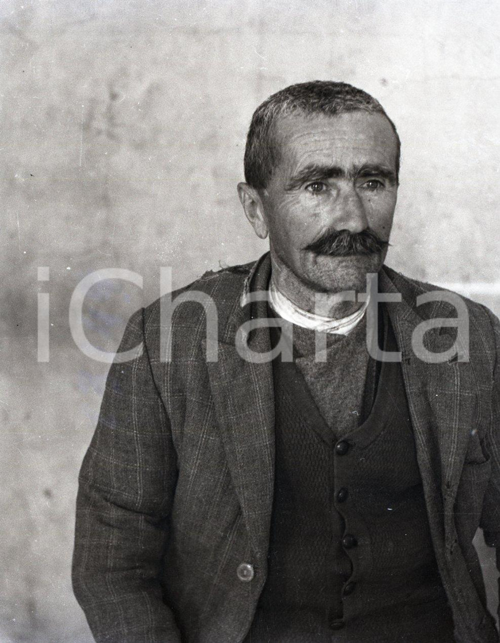 1948 BRESCIA Pilastroni Reparto Psichiatrico reportage NEGATIVO ORIGINALE 13 Negativo originale in bianco e nero su pellicola.Nel 1948, un fotografo ottenne l'autorizzazione ad accedere al reparto psichiatrico noto come “Pilastroni” di Brescia, con l'obiettivo di documentare, attraverso un reportage, le condizioni dei pazienti ricoverati e il lavoro del personale sanitario. Ne scaturì un servizio fotografico di straordinario impatto visivo, che contribuì a far luce sulla realtà vissuta all'interno della struttura. Il negativo fotografico qui proposto in vendita appartiene a questa preziosa serie di scatti realizzati di inestimabile valore storico e sociale, offrendo una testimonianza intensa e toccante delle difficoltà affrontate dai pazienti.  E' SEVERAMENTE VIETATA LA RIPRODUZIONE.TUTTI I DIRITTI SONO RISERVATI.ICharta mette in vendita, sul negozio eBay e in esclusiva sul sito "icharta" il proprio archivio composto da numerose diapositive e negativi fotografici d'epoca, tutti originali e autentici.Si tratta di uno sguardo inedito sull'attualità, la politica, la vita quotidiana, il gossip e la cultura, che fotografa il cambiamento della nazione (e non solo) tra il 1890 ed il 1990 circa. Un'occasione unica per il mercato del collezionismo, che vede finalmente disponibile un archivio eccezionale per vastità, tematiche e condizioni, in un settore (il negativo fotografico e la diapositiva) di assoluta novità e dalle interessanti prospettive di investimento. CONDIZIONI:FAIR/discretoFORMATO: cm 4,5 x 6 originale e autentica 1