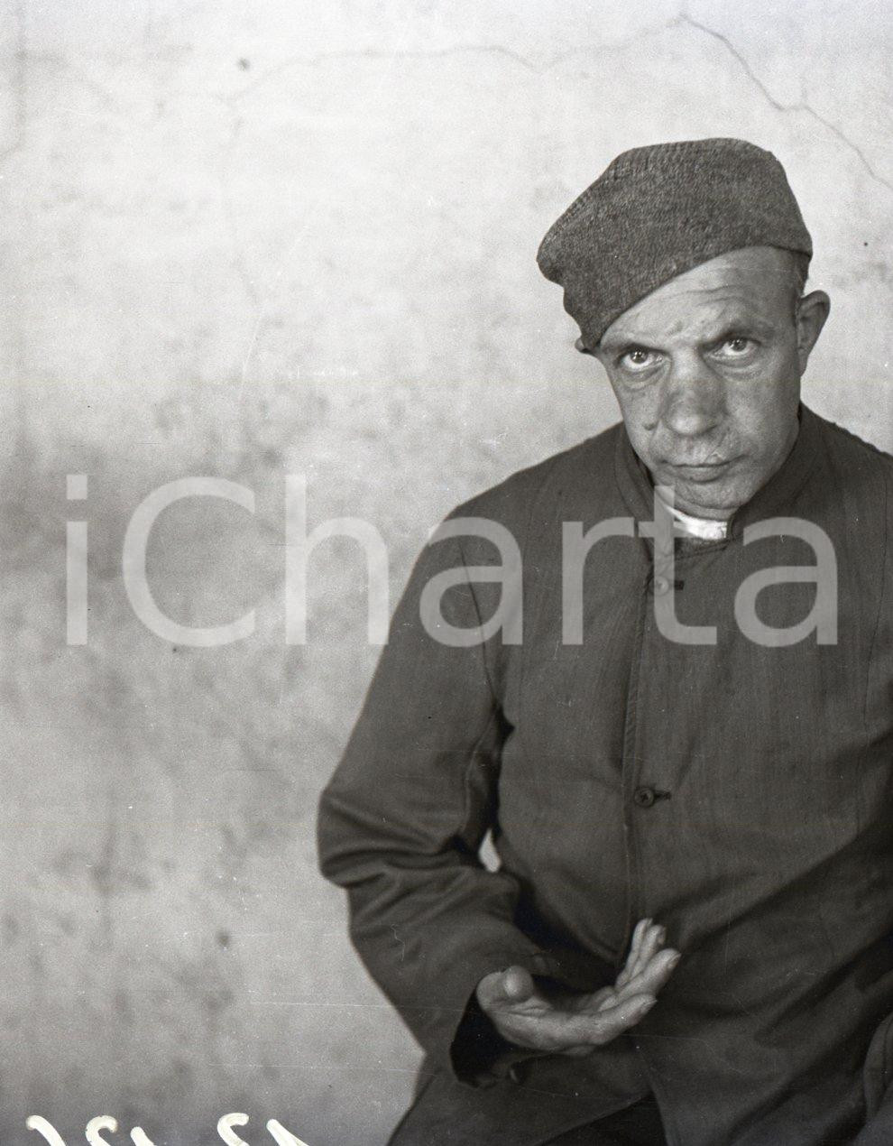 1948 BRESCIA Pilastroni Reparto Psichiatrico reportage NEGATIVO ORIGINALE 15 Negativo originale in bianco e nero su pellicola.Nel 1948, un fotografo ottenne l'autorizzazione ad accedere al reparto psichiatrico noto come “Pilastroni” di Brescia, con l'obiettivo di documentare, attraverso un reportage, le condizioni dei pazienti ricoverati e il lavoro del personale sanitario. Ne scaturì un servizio fotografico di straordinario impatto visivo, che contribuì a far luce sulla realtà vissuta all'interno della struttura. Il negativo fotografico qui proposto in vendita appartiene a questa preziosa serie di scatti realizzati di inestimabile valore storico e sociale, offrendo una testimonianza intensa e toccante delle difficoltà affrontate dai pazienti.  E' SEVERAMENTE VIETATA LA RIPRODUZIONE.TUTTI I DIRITTI SONO RISERVATI.ICharta mette in vendita, sul negozio eBay e in esclusiva sul sito "icharta" il proprio archivio composto da numerose diapositive e negativi fotografici d'epoca, tutti originali e autentici.Si tratta di uno sguardo inedito sull'attualità, la politica, la vita quotidiana, il gossip e la cultura, che fotografa il cambiamento della nazione (e non solo) tra il 1890 ed il 1990 circa. Un'occasione unica per il mercato del collezionismo, che vede finalmente disponibile un archivio eccezionale per vastità, tematiche e condizioni, in un settore (il negativo fotografico e la diapositiva) di assoluta novità e dalle interessanti prospettive di investimento. CONDIZIONI:FAIR/discretoFORMATO: cm 4,5 x 6 originale e autentica 1