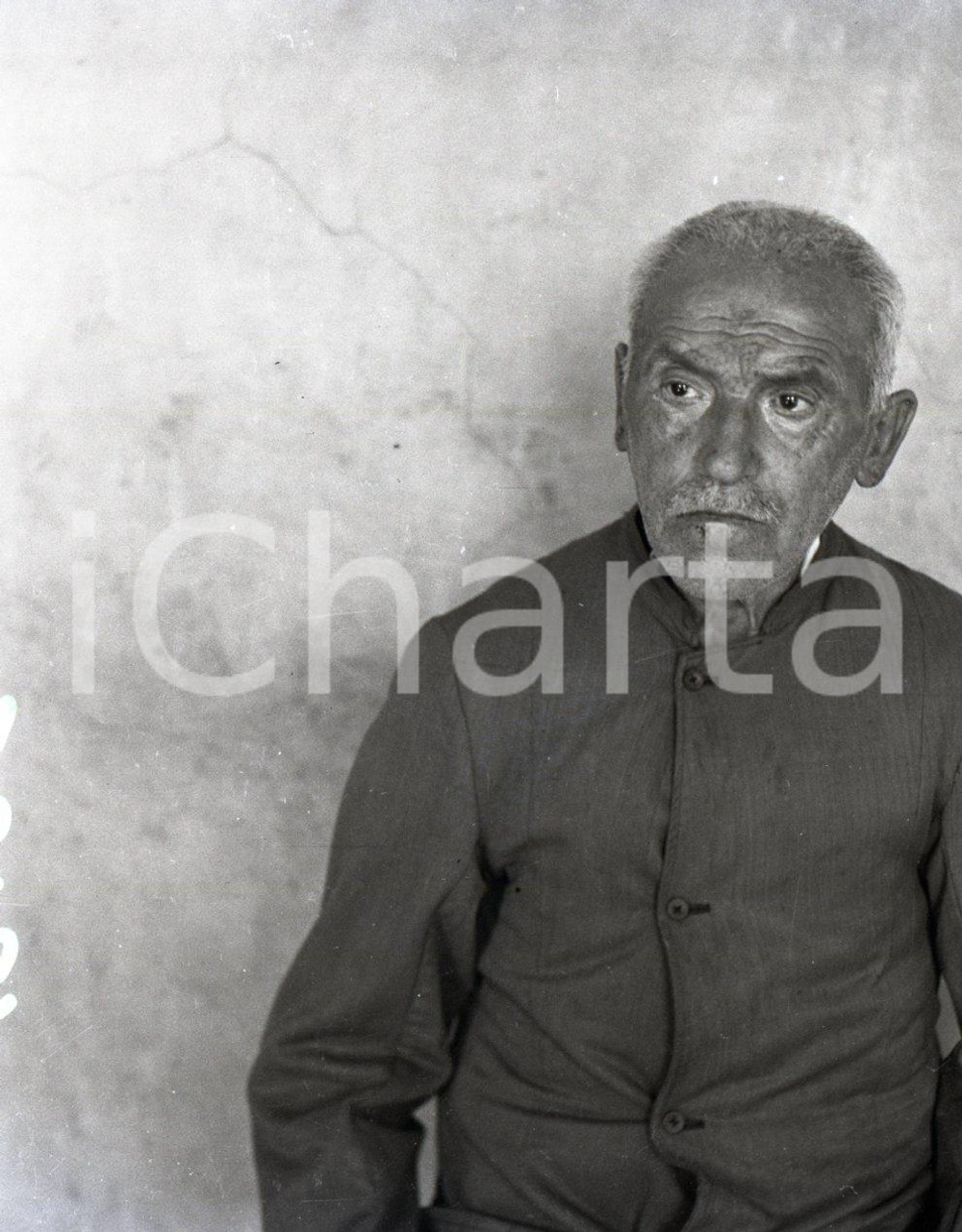 1948 BRESCIA Pilastroni Reparto Psichiatrico reportage NEGATIVO ORIGINALE 14 Negativo originale in bianco e nero su pellicola.Nel 1948, un fotografo ottenne l'autorizzazione ad accedere al reparto psichiatrico noto come “Pilastroni” di Brescia, con l'obiettivo di documentare, attraverso un reportage, le condizioni dei pazienti ricoverati e il lavoro del personale sanitario. Ne scaturì un servizio fotografico di straordinario impatto visivo, che contribuì a far luce sulla realtà vissuta all'interno della struttura. Il negativo fotografico qui proposto in vendita appartiene a questa preziosa serie di scatti realizzati di inestimabile valore storico e sociale, offrendo una testimonianza intensa e toccante delle difficoltà affrontate dai pazienti. E' SEVERAMENTE VIETATA LA RIPRODUZIONE.TUTTI I DIRITTI SONO RISERVATI.ICharta mette in vendita, sul negozio eBay e in esclusiva sul sito "icharta" il proprio archivio composto da numerose diapositive e negativi fotografici d'epoca, tutti originali e autentici.Si tratta di uno sguardo inedito sull'attualità, la politica, la vita quotidiana, il gossip e la cultura, che fotografa il cambiamento della nazione (e non solo) tra il 1890 ed il 1990 circa. Un'occasione unica per il mercato del collezionismo, che vede finalmente disponibile un archivio eccezionale per vastità, tematiche e condizioni, in un settore (il negativo fotografico e la diapositiva) di assoluta novità e dalle interessanti prospettive di investimento. CONDIZIONI:FAIR/discretoFORMATO: cm 4,5 x 6 originale e autentica 1