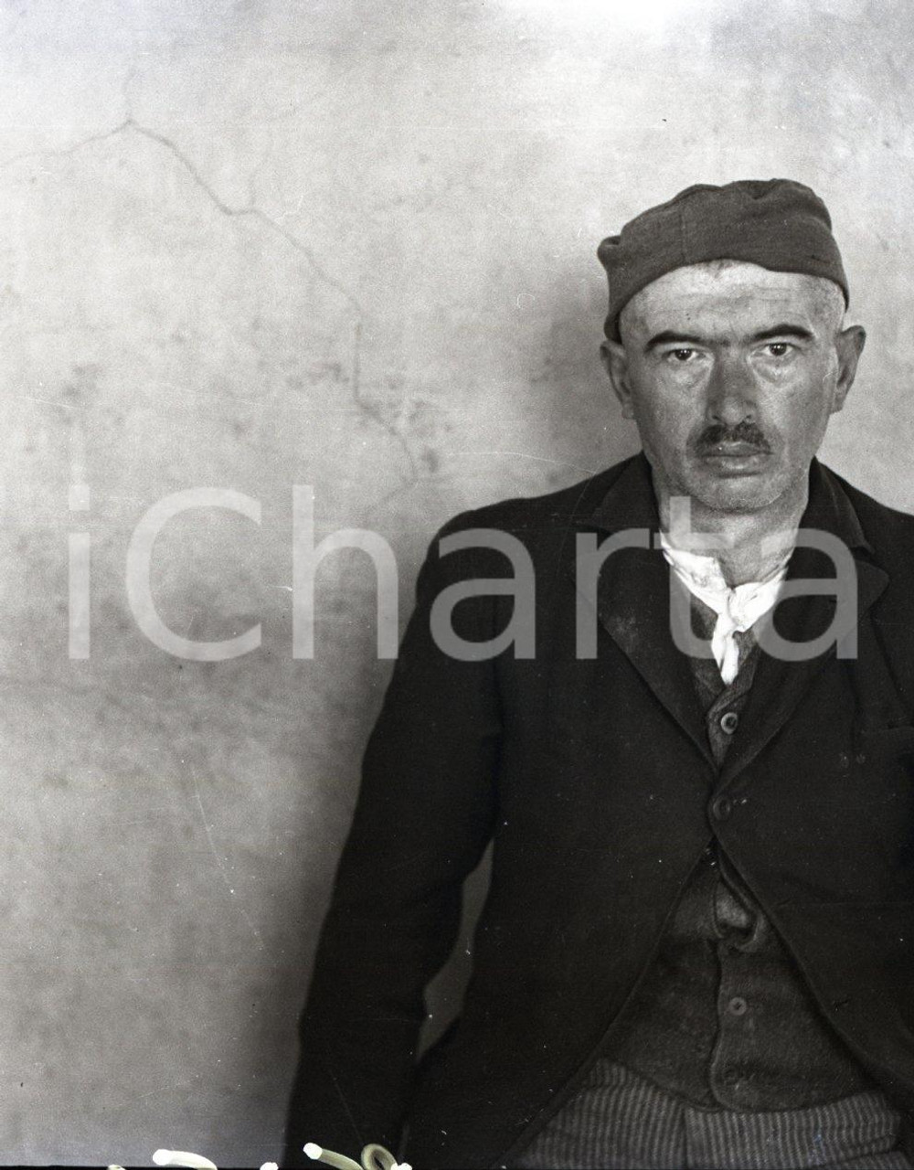 1948 BRESCIA Pilastroni Reparto Psichiatrico reportage NEGATIVO ORIGINALE 4* Negativo originale in bianco e nero su pellicola.Nel 1948, un fotografo ottenne l'autorizzazione ad accedere al reparto psichiatrico noto come “Pilastroni” di Brescia, con l'obiettivo di documentare, attraverso un reportage, le condizioni dei pazienti ricoverati e il lavoro del personale sanitario. Ne scaturì un servizio fotografico di straordinario impatto visivo, che contribuì a far luce sulla realtà vissuta all'interno della struttura. Il negativo fotografico qui proposto in vendita appartiene a questa preziosa serie di scatti realizzati di inestimabile valore storico e sociale, offrendo una testimonianza intensa e toccante delle difficoltà affrontate dai pazienti.  E' SEVERAMENTE VIETATA LA RIPRODUZIONE.TUTTI I DIRITTI SONO RISERVATI.ICharta mette in vendita, sul negozio eBay e in esclusiva sul sito "icharta" il proprio archivio composto da numerose diapositive e negativi fotografici d'epoca, tutti originali e autentici.Si tratta di uno sguardo inedito sull'attualità, la politica, la vita quotidiana, il gossip e la cultura, che fotografa il cambiamento della nazione (e non solo) tra il 1890 ed il 1990 circa. Un'occasione unica per il mercato del collezionismo, che vede finalmente disponibile un archivio eccezionale per vastità, tematiche e condizioni, in un settore (il negativo fotografico e la diapositiva) di assoluta novità e dalle interessanti prospettive di investimento. CONDIZIONI:FAIR/discretoFORMATO: cm 4,5 x 6 originale e autentica 1