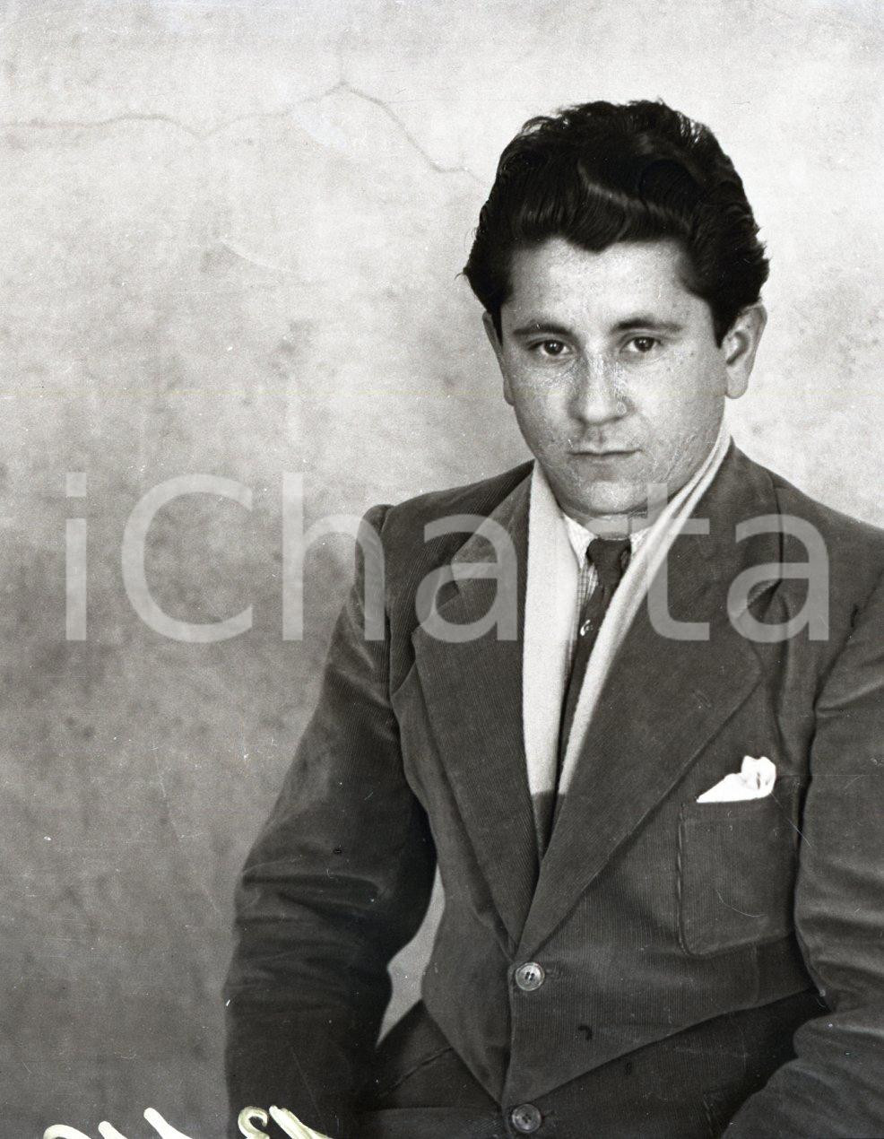 1948 BRESCIA Pilastroni Reparto Psichiatrico reportage NEGATIVO ORIGINALE 3* Negativo originale in bianco e nero su pellicola.Nel 1948, un fotografo ottenne l'autorizzazione ad accedere al reparto psichiatrico noto come “Pilastroni” di Brescia, con l'obiettivo di documentare, attraverso un reportage, le condizioni dei pazienti ricoverati e il lavoro del personale sanitario. Ne scaturì un servizio fotografico di straordinario impatto visivo, che contribuì a far luce sulla realtà vissuta all'interno della struttura. Il negativo fotografico qui proposto in vendita appartiene a questa preziosa serie di scatti realizzati di inestimabile valore storico e sociale, offrendo una testimonianza intensa e toccante delle difficoltà affrontate dai pazienti.  E' SEVERAMENTE VIETATA LA RIPRODUZIONE.TUTTI I DIRITTI SONO RISERVATI.ICharta mette in vendita, sul negozio eBay e in esclusiva sul sito "icharta" il proprio archivio composto da numerose diapositive e negativi fotografici d'epoca, tutti originali e autentici.Si tratta di uno sguardo inedito sull'attualità, la politica, la vita quotidiana, il gossip e la cultura, che fotografa il cambiamento della nazione (e non solo) tra il 1890 ed il 1990 circa. Un'occasione unica per il mercato del collezionismo, che vede finalmente disponibile un archivio eccezionale per vastità, tematiche e condizioni, in un settore (il negativo fotografico e la diapositiva) di assoluta novità e dalle interessanti prospettive di investimento. CONDIZIONI:FAIR/discretoFORMATO: cm 4,5 x 6 originale e autentica 1