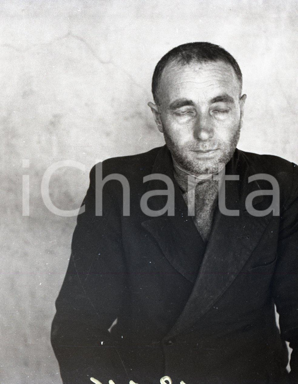 1948 BRESCIA Pilastroni Reparto Psichiatrico reportage NEGATIVO ORIGINALE 5* Negativo originale in bianco e nero su pellicola.Nel 1948, un fotografo ottenne l'autorizzazione ad accedere al reparto psichiatrico noto come “Pilastroni” di Brescia, con l'obiettivo di documentare, attraverso un reportage, le condizioni dei pazienti ricoverati e il lavoro del personale sanitario. Ne scaturì un servizio fotografico di straordinario impatto visivo, che contribuì a far luce sulla realtà vissuta all'interno della struttura. Il negativo fotografico qui proposto in vendita appartiene a questa preziosa serie di scatti realizzati di inestimabile valore storico e sociale, offrendo una testimonianza intensa e toccante delle difficoltà affrontate dai pazienti.  E' SEVERAMENTE VIETATA LA RIPRODUZIONE.TUTTI I DIRITTI SONO RISERVATI.ICharta mette in vendita, sul negozio eBay e in esclusiva sul sito "icharta" il proprio archivio composto da numerose diapositive e negativi fotografici d'epoca, tutti originali e autentici.Si tratta di uno sguardo inedito sull'attualità, la politica, la vita quotidiana, il gossip e la cultura, che fotografa il cambiamento della nazione (e non solo) tra il 1890 ed il 1990 circa. Un'occasione unica per il mercato del collezionismo, che vede finalmente disponibile un archivio eccezionale per vastità, tematiche e condizioni, in un settore (il negativo fotografico e la diapositiva) di assoluta novità e dalle interessanti prospettive di investimento. CONDIZIONI:FAIR/discretoFORMATO: cm 4,5 x 6 originale e autentica 1