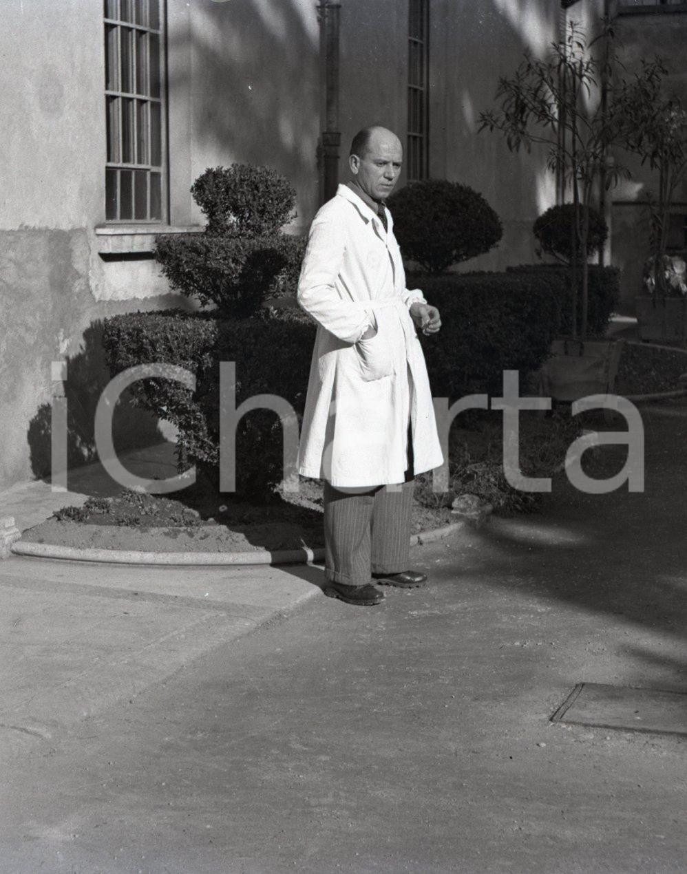 1948 BRESCIA Pilastroni Reparto Psichiatrico reportage NEGATIVO ORIGINALE 2* Negativo originale in bianco e nero su pellicola.Nel 1948, un fotografo ottenne l'autorizzazione ad accedere al reparto psichiatrico noto come “Pilastroni” di Brescia, con l'obiettivo di documentare, attraverso un reportage, le condizioni dei pazienti ricoverati e il lavoro del personale sanitario. Ne scaturì un servizio fotografico di straordinario impatto visivo, che contribuì a far luce sulla realtà vissuta all'interno della struttura. Il negativo fotografico qui proposto in vendita appartiene a questa preziosa serie di scatti realizzati di inestimabile valore storico e sociale, offrendo una testimonianza intensa e toccante delle difficoltà affrontate dai pazienti.  E' SEVERAMENTE VIETATA LA RIPRODUZIONE.TUTTI I DIRITTI SONO RISERVATI.ICharta mette in vendita, sul negozio eBay e in esclusiva sul sito "icharta" il proprio archivio composto da numerose diapositive e negativi fotografici d'epoca, tutti originali e autentici.Si tratta di uno sguardo inedito sull'attualità, la politica, la vita quotidiana, il gossip e la cultura, che fotografa il cambiamento della nazione (e non solo) tra il 1890 ed il 1990 circa. Un'occasione unica per il mercato del collezionismo, che vede finalmente disponibile un archivio eccezionale per vastità, tematiche e condizioni, in un settore (il negativo fotografico e la diapositiva) di assoluta novità e dalle interessanti prospettive di investimento. CONDIZIONI:FAIR/discretoFORMATO: cm 4,5 x 6 originale e autentica 1