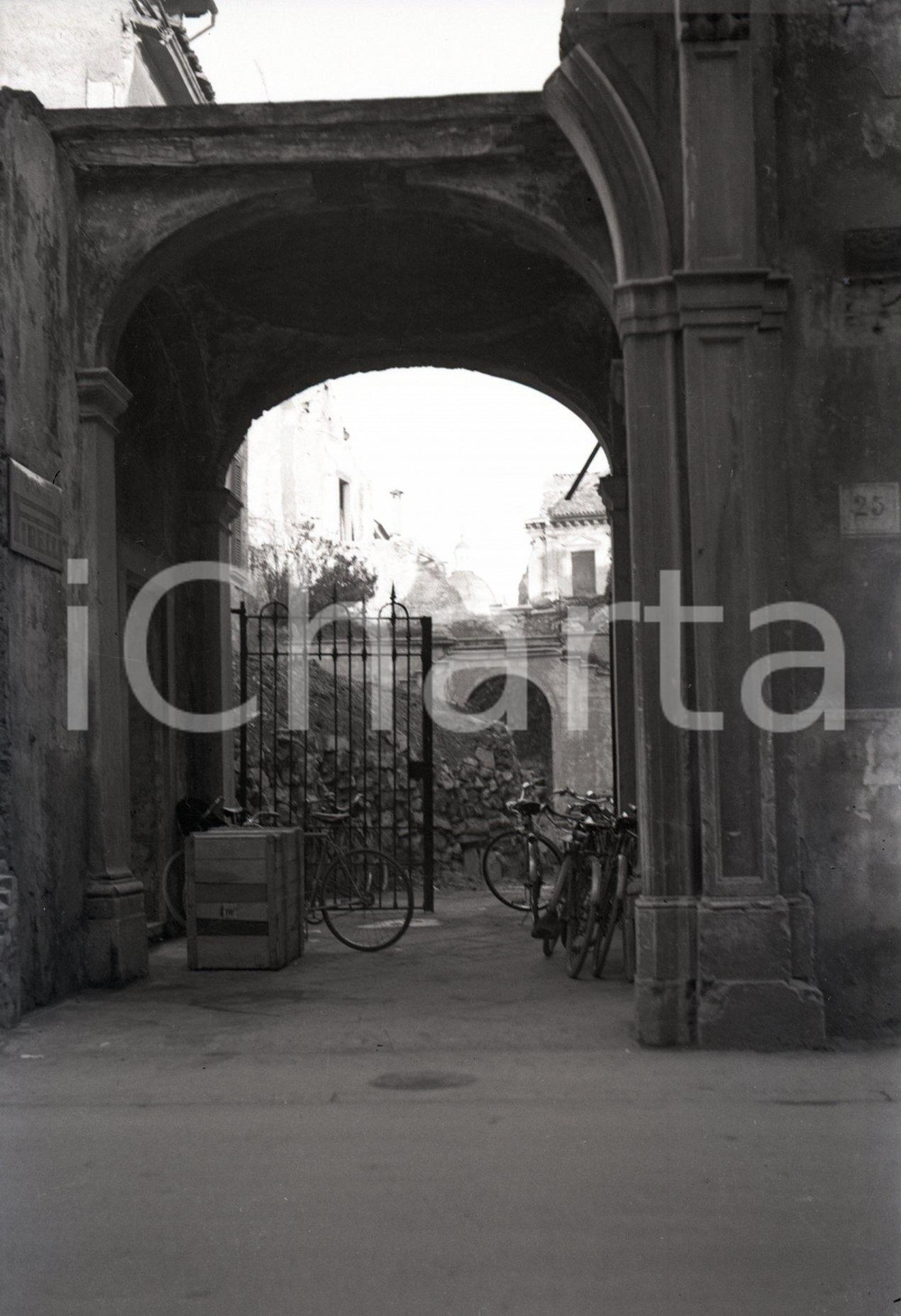 1948 BRESCIA Palazzo Martinengo Salvadego bombardato NEGATIVO ORIGINALE Negativo originale in bianco e nero su pellicola.  E' SEVERAMENTE VIETATA LA RIPRODUZIONE.TUTTI I DIRITTI SONO RISERVATI.ICharta mette in vendita, sul negozio eBay e in esclusiva sul sito "icharta" il proprio archivio composto da numerose diapositive e negativi fotografici d'epoca, tutti originali e autentici.Si tratta di uno sguardo inedito sull'attualità, la politica, la vita quotidiana, il gossip e la cultura, che fotografa il cambiamento della nazione (e non solo) tra il 1890 ed il 1990 circa. Un'occasione unica per il mercato del collezionismo, che vede finalmente disponibile un archivio eccezionale per vastità, tematiche e condizioni, in un settore (il negativo fotografico e la diapositiva) di assoluta novità e dalle interessanti prospettive di investimento. CONDIZIONI:FAIR/discretoFORMATO: cm 6 x 9 originale e autentica 1