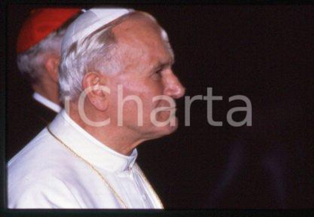 35mm vintage slide* 1986 LYON - FRANCE Papa Giovanni Paolo II (2)  Diapositiva d'epoca, in formato 35 mm.CONDIZIONI: GOODE' severamente vietata la riproduzione. Tutti i diritti sono riservati.Nella diapositiva ICharta mette in vendita, sul negozio eBay e in esclusiva sul sito "icharta" il proprio archivio composto da numerose diapositive e negativi fotografici d'epoca, tutti originali e autentici, che attraversano la storia del costume italiano tra gli la fine degli anni Sessanta e Novanta.Si tratta di uno sguardo inedito sull'attualit&agrave;, la politica, la vita quotidiana, il gossip e la cultura, che fotografa il cambiamento della nazione in quest'ultimo scorcio del XX secolo. Un'occasione unica per il mercato del collezionismo, che vede finalmente disponibile un archivio eccezionale per vastit&agrave;, tematiche e condizioni, in un settore (il negativo fotografico e la diapositiva) di assoluta novit&agrave; e dalle interessanti prospettive di investimento.   FAIR/discreto   originale e autentica 1