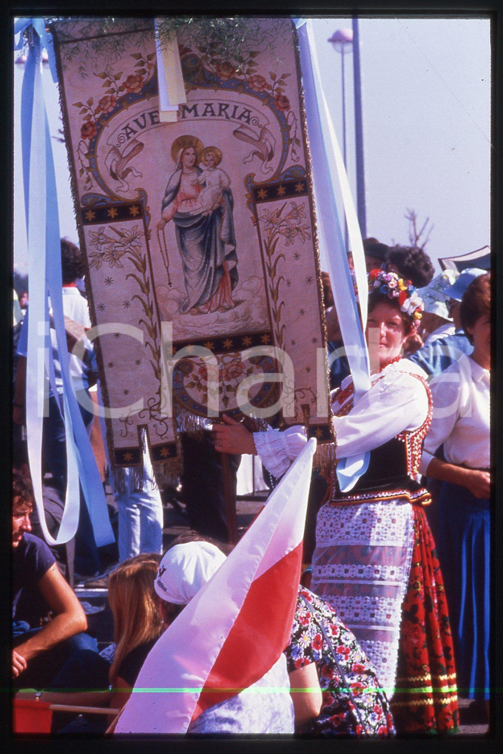35mm vintage slide* 1986 LYON (F) People waiting for Giovanni Paolo II (1)  Diapositiva d'epoca, in formato 35 mm.CONDIZIONI: GOODE' severamente vietata la riproduzione. Tutti i diritti sono riservati.Nella diapositiva ICharta mette in vendita, sul negozio eBay e in esclusiva sul sito "icharta" il proprio archivio composto da numerose diapositive e negativi fotografici d'epoca, tutti originali e autentici, che attraversano la storia del costume italiano tra gli la fine degli anni Sessanta e Novanta.Si tratta di uno sguardo inedito sull'attualit&agrave;, la politica, la vita quotidiana, il gossip e la cultura, che fotografa il cambiamento della nazione in quest'ultimo scorcio del XX secolo. Un'occasione unica per il mercato del collezionismo, che vede finalmente disponibile un archivio eccezionale per vastit&agrave;, tematiche e condizioni, in un settore (il negativo fotografico e la diapositiva) di assoluta novit&agrave; e dalle interessanti prospettive di investimento.   FAIR/discreto   originale e autentica 1