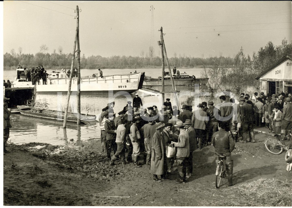 1957 ALLUVIONE Isola POLESINE CAMERINI Famiglie di sfollati a riva ^Foto 18x13 Fotografia d'epoca con didascalia coeva al verso. CONDIZIONI: G (ma lieve piegatura marginale)FORMATO: 18x13 cm      originale e autentica 1