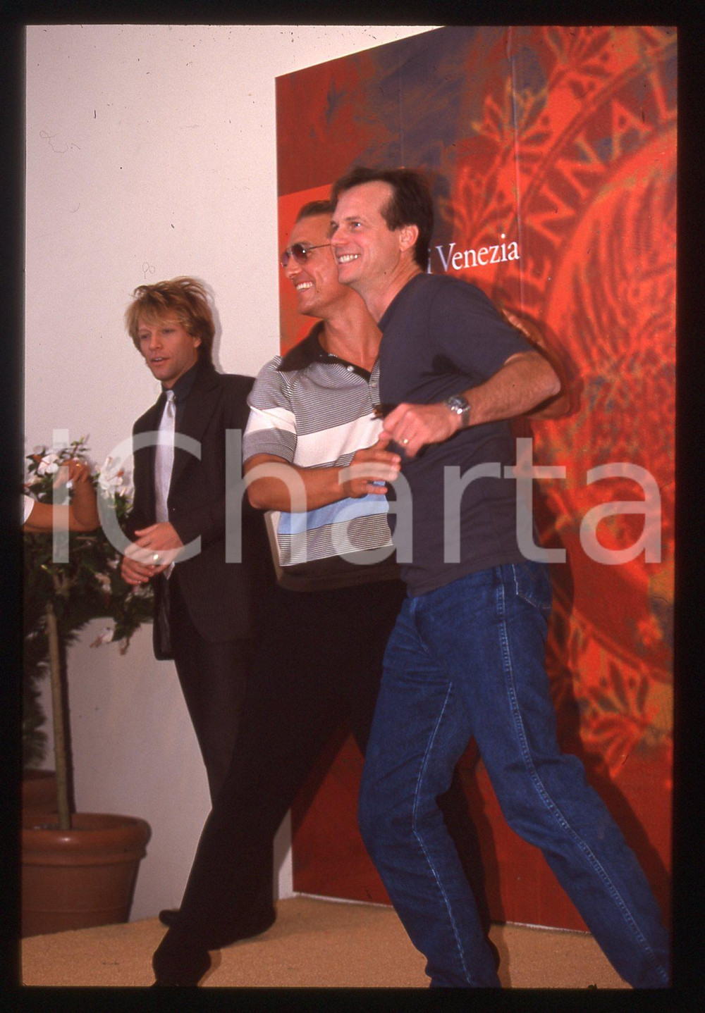 35mm vintage slide* 2000 VENEZIA Matthew MCCONAUGHEY Jon Bon JOVI Bill PAXTON 3 La diapositiva &egrave; stata scattata in occasione della presentazione del film "U-571" alla Mostra del Cinema di Venezia del 2000. CONDIZIONI: GOOD Tutti i diritti riservati.E' severamente vietata la riproduzione.  ICharta mette in vendita, sul negozio eBay e in esclusiva sul sito "icharta" il proprio archivio composto da numerose diapositive e negativi fotografici d'epoca, tutti originali e autentici, che attraversano la storia del costume italiano tra gli la fine degli anni Sessanta e Novanta.Si tratta di uno sguardo inedito sull'attualit&agrave;, la politica, la vita quotidiana, il gossip e la cultura, che fotografa il cambiamento della nazione in quest'ultimo scorcio del XX secolo. Un'occasione unica per il mercato del collezionismo, che vede finalmente disponibile un archivio eccezionale per vastit&agrave;, tematiche e condizioni, in un settore (il negativo fotografico e la diapositiva) di assoluta novit&agrave; e dalle interessanti prospettive di investimento.      originale e autentica 1