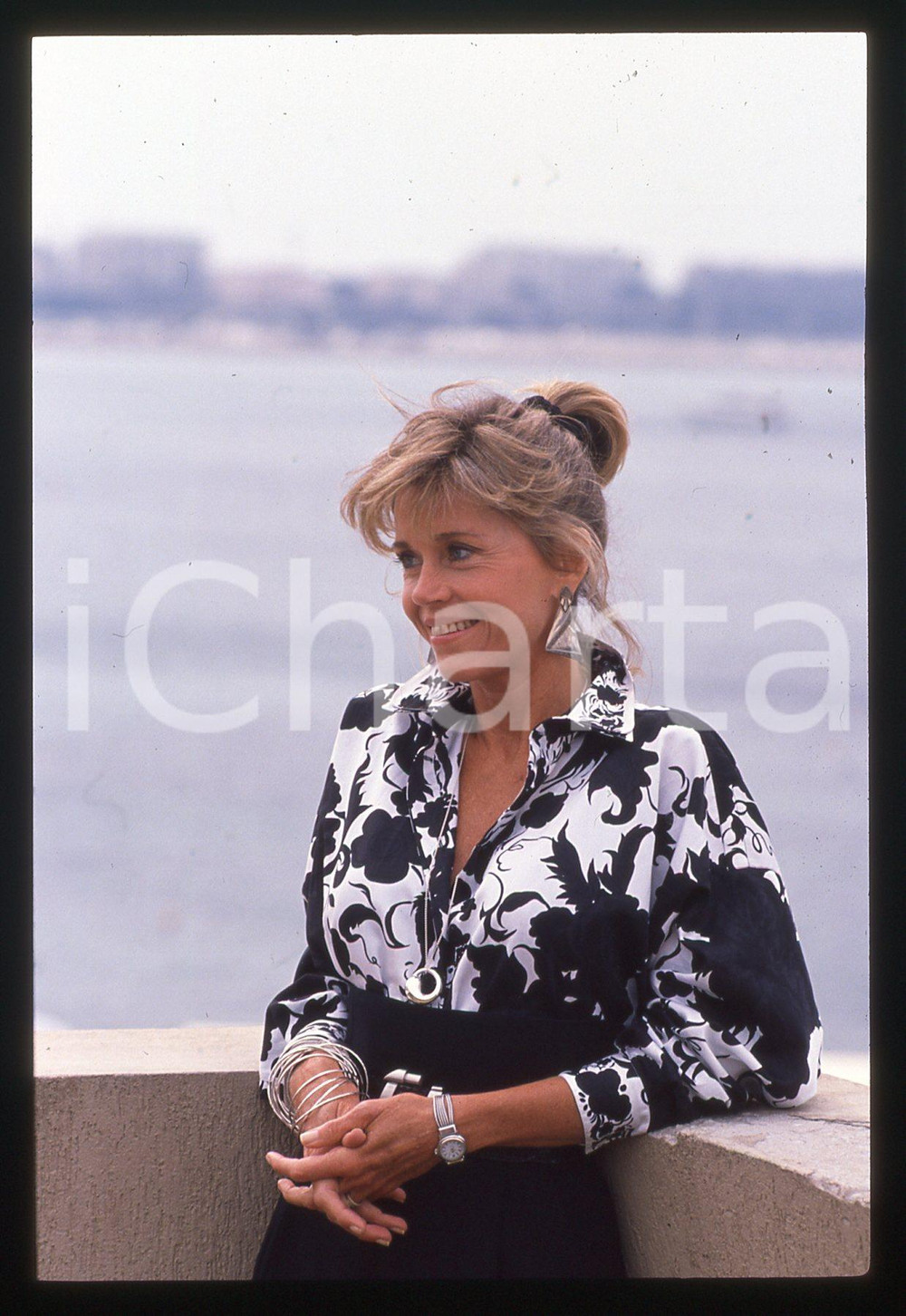 35mm vintage slide* 1989 FESTIVAL CANNES - Jane FONDA - Ritratto (27)  Diapositiva d'epoca, in formato 35 mm.                                                                   CONDIZIONI: GOODE' severamente vietata la riproduzione. Tutti i diritti sono riservati. ICharta mette in vendita, sul negozio eBay e in esclusiva sul sito "icharta" il proprio archivio composto da numerose diapositive e negativi fotografici d'epoca, tutti originali e autentici, che attraversano la storia del costume italiano tra gli la fine degli anni Sessanta e Novanta.Si tratta di uno sguardo inedito sull'attualit&agrave;, la politica, la vita quotidiana, il gossip e la cultura, che fotografa il cambiamento della nazione in quest'ultimo scorcio del XX secolo. Un'occasione unica per il mercato del collezionismo, che vede finalmente disponibile un archivio eccezionale per vastit&agrave;, tematiche e condizioni, in un settore (il negativo fotografico e la diapositiva) di assoluta novit&agrave; e dalle interessanti prospettive di investimento.     originale e autentica 1
