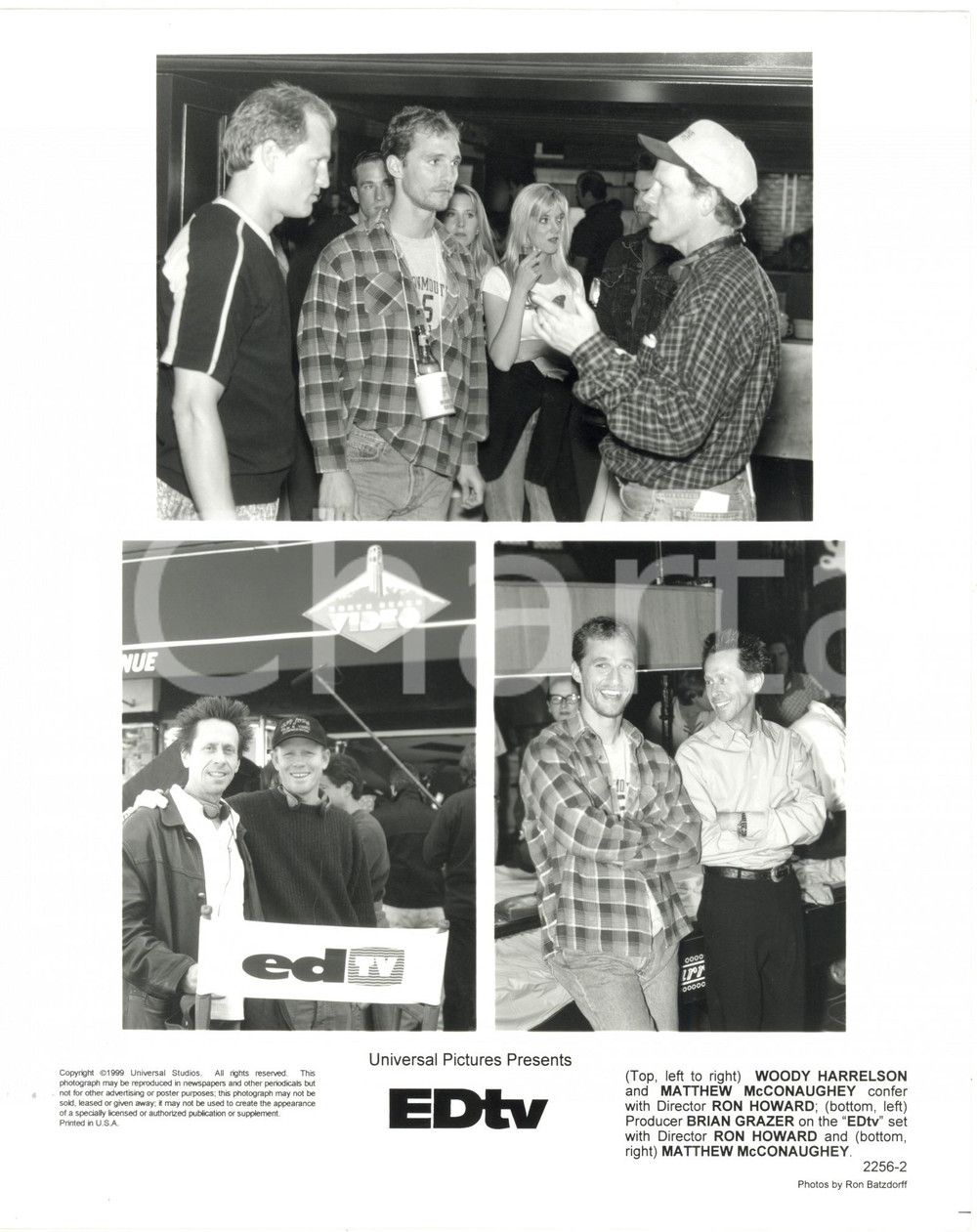1999 CINEMA "EDtv" Regista Ron HOWARD sul set con Matthew McCONAUGHEY Foto (2) Fotografia di agenzia.Nell'immagine compaiono inoltre Woody Harrelson e il produttore Brian Grazer. CONDIZIONI: G FORMATO: 20x25 cm     originale e autentica 1