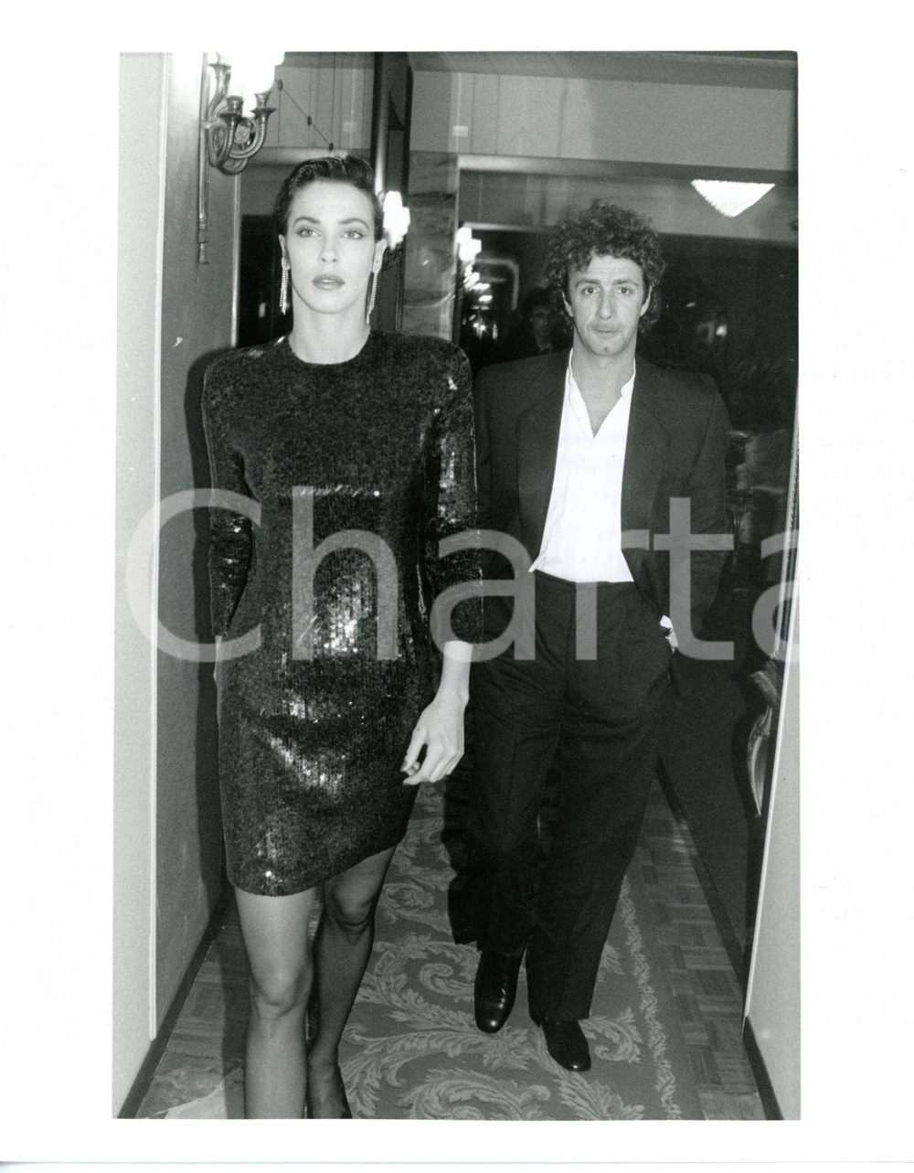 1985 ca COSTUME Francesco NUTI Clarissa BURT - Serata di gala (2) Fotografia di agenzia. CONDIZIONI: FAIR (timbro al verso lievemente sovraimpresso; ondulatura al margine sinistro)FORMATO: 20x25 cm     originale e autentica 1