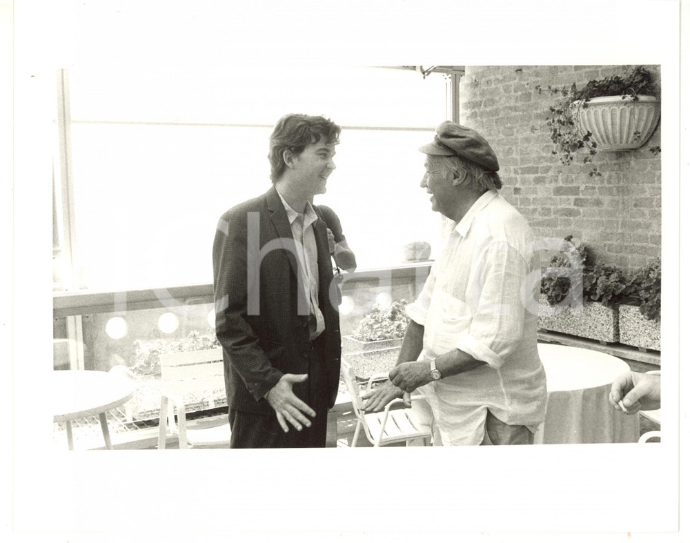 1987 VENEZIA Mostra del Cinema - Timothy HUTTON Francisco RABAL *Foto (2) Fotografia d'agenzia, scattata in occasione della presentazione del film "Made in Heaven". CONDIZIONI: G (ma timbro al verso lievemente sovraimpresso)FORMATO: 25x20 cm     originale e autentica 1
