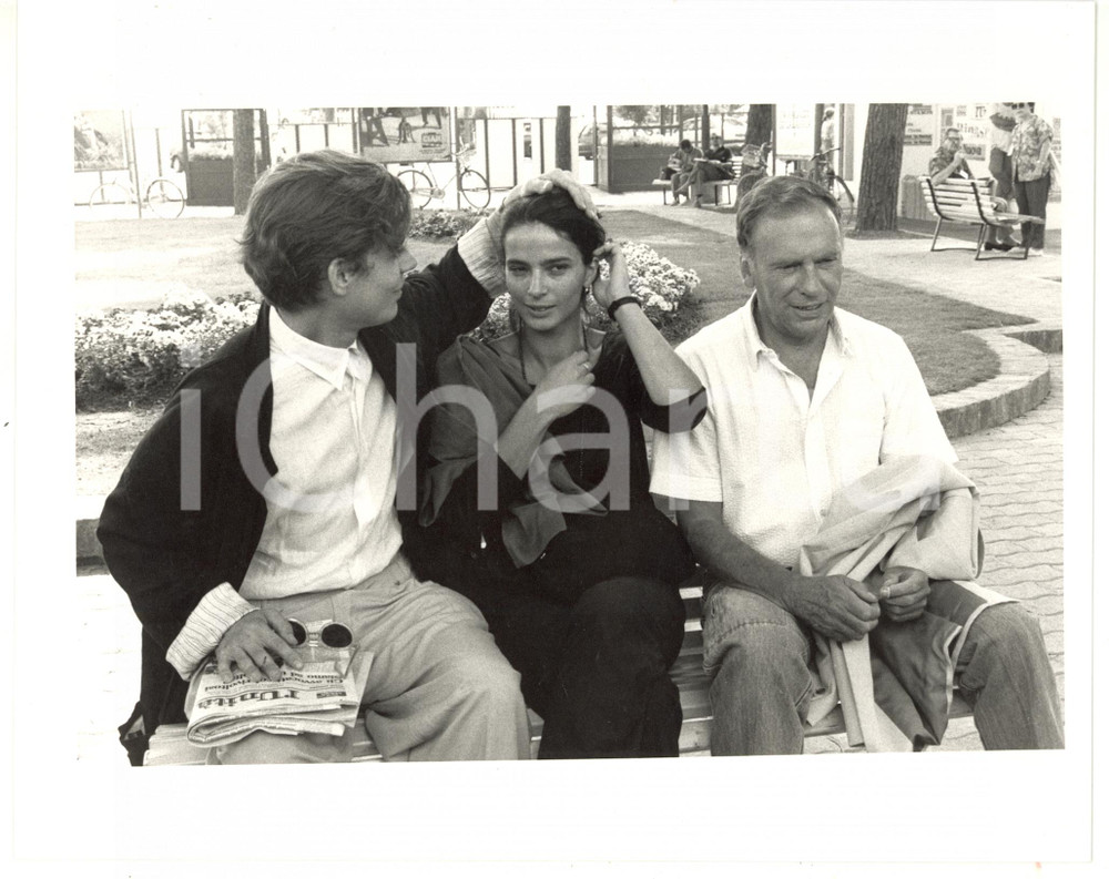 1987 CINEMA Jacob BERGER - Laura MORANTE - Jean-Louis TRINTIGNANT - Foto 25x20 Fotografia di agenzia, scattata in occasione della presentazione del film "La vall&eacute;e fant&ocirc;me" alla 44&ordf; Mostra internazionale d'arte cinematografica di Venezia. CONDIZIONI: FAIR (bassa qualit&agrave; di stampa)FORMATO: 25x20 cm     originale e autentica 1
