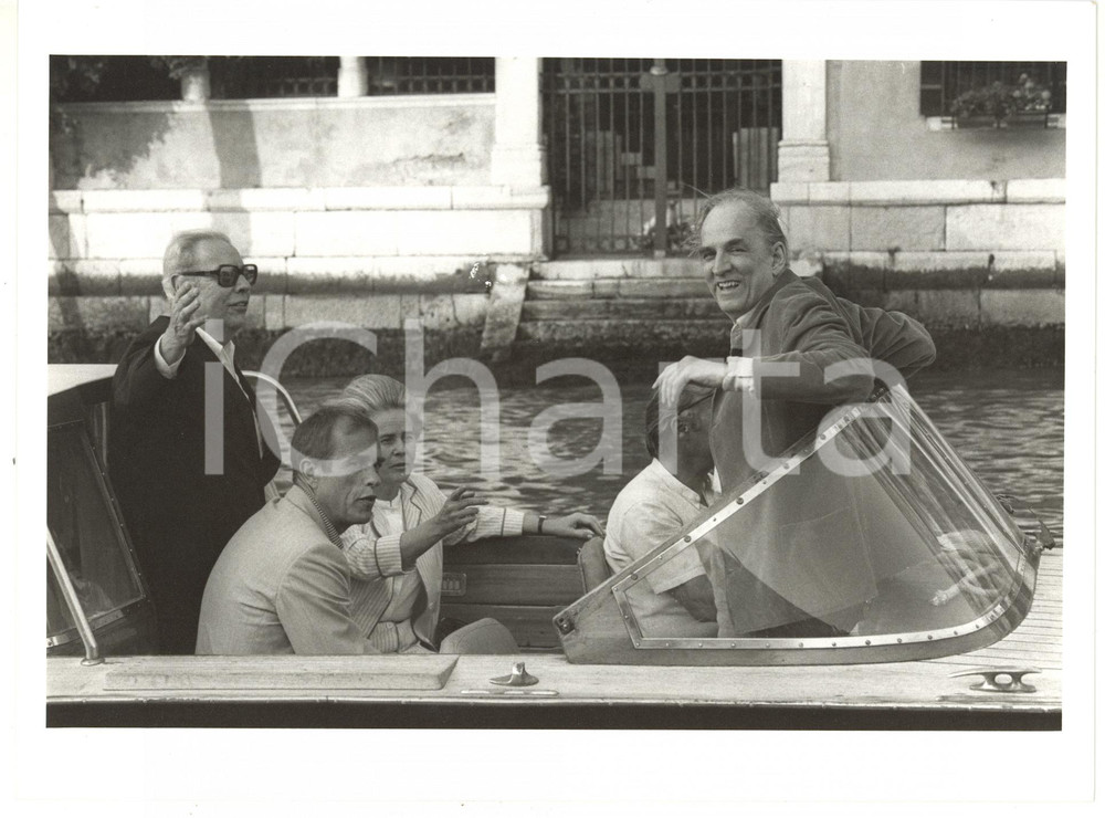 1983 VENEZIA Ingmar BERGMAN in motoscafo con la moglie Ingrid VON ROSEN Fotografia di agenzia. CONDIZIONI: G (ma scritta a biro al verso sovraimpressa)FORMATO: 24x18 cm     originale e autentica 1