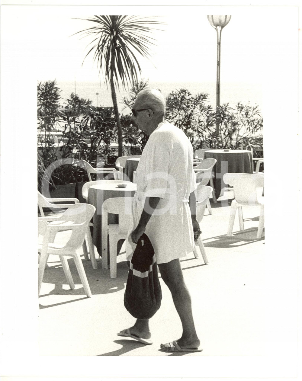 1990 ca LIDO DI VENEZIA Ritratto di Gian Luigi RONDI in accappatoio *Foto 4 Fotografia di agenzia. CONDIZIONI: FAIR (bassa qualit&agrave; di stampa)FORMATO: 20x25 cm     originale e autentica 1