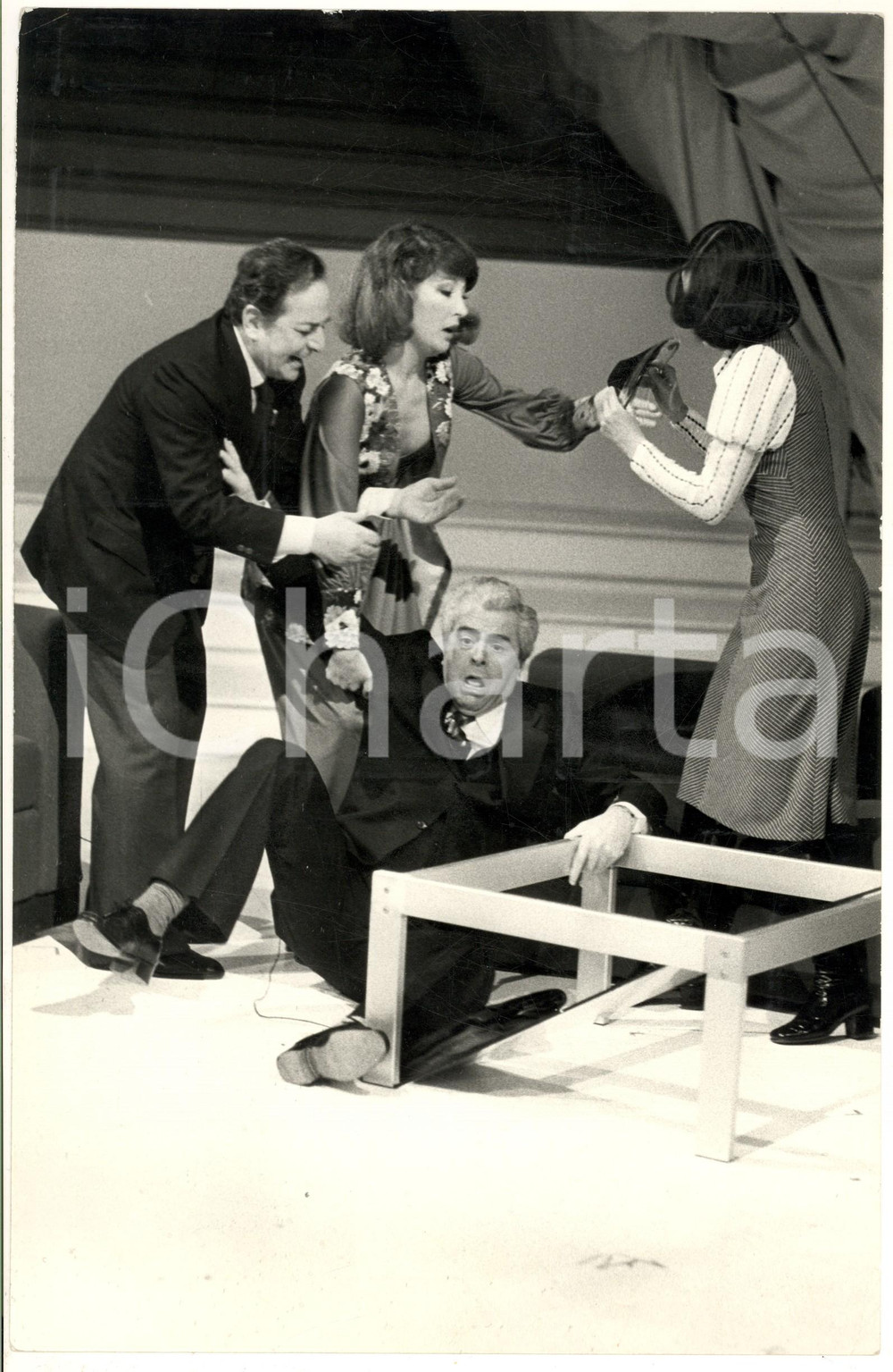 1976 RAI "Ma che scherziamo?" - Sketch con caduta di Raffaele PISU Foto RARA Fotografia d'epoca.Nella foto sono presenti: Marianella Laszlo, Elisabetta Viviani, Gianni Agus e Raffaele Pisu. CONDIZIONI: G FORMATO: 20x30 cm       originale e autentica 1