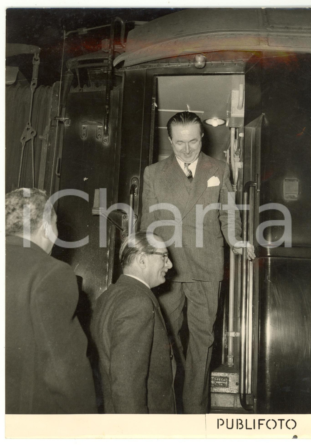 1955 ca GENOVA Giuseppe PELLA scende dal treno - Foto 18x24 cm Fotografia d'epoca.  CONDIZIONI: FAIR (piccola piegatura al margine destro) CONDIZIONI: 18x24 cm     originale e autentica 1