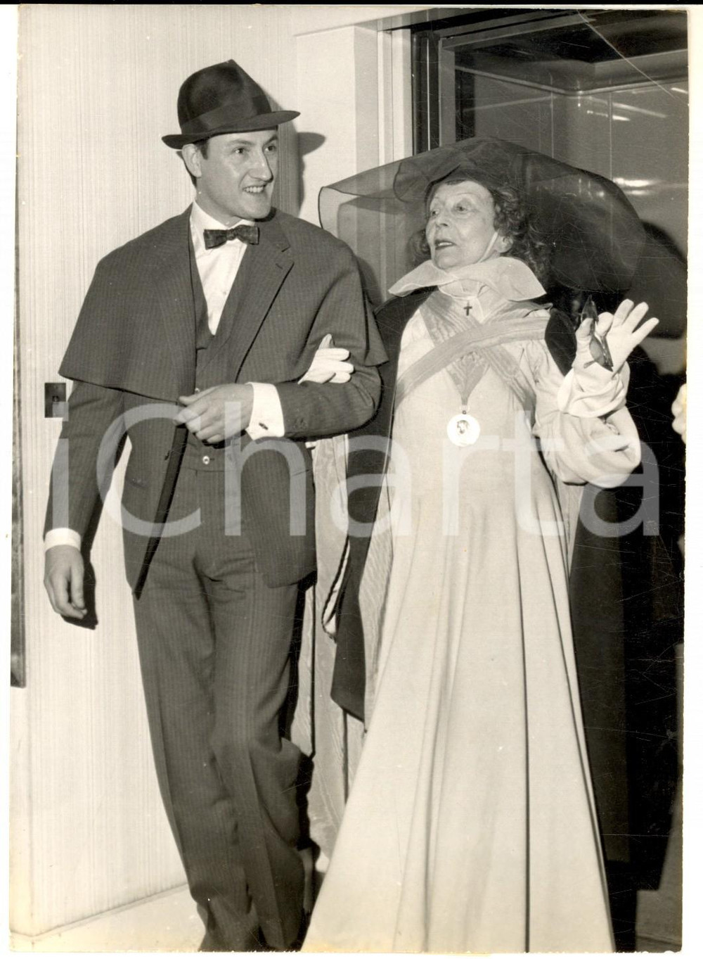 Fotografia d epoca originale 1963 PARIS Cécile SOREL con il giovane fidanzato barone BARCLAY Foto 14x18 1