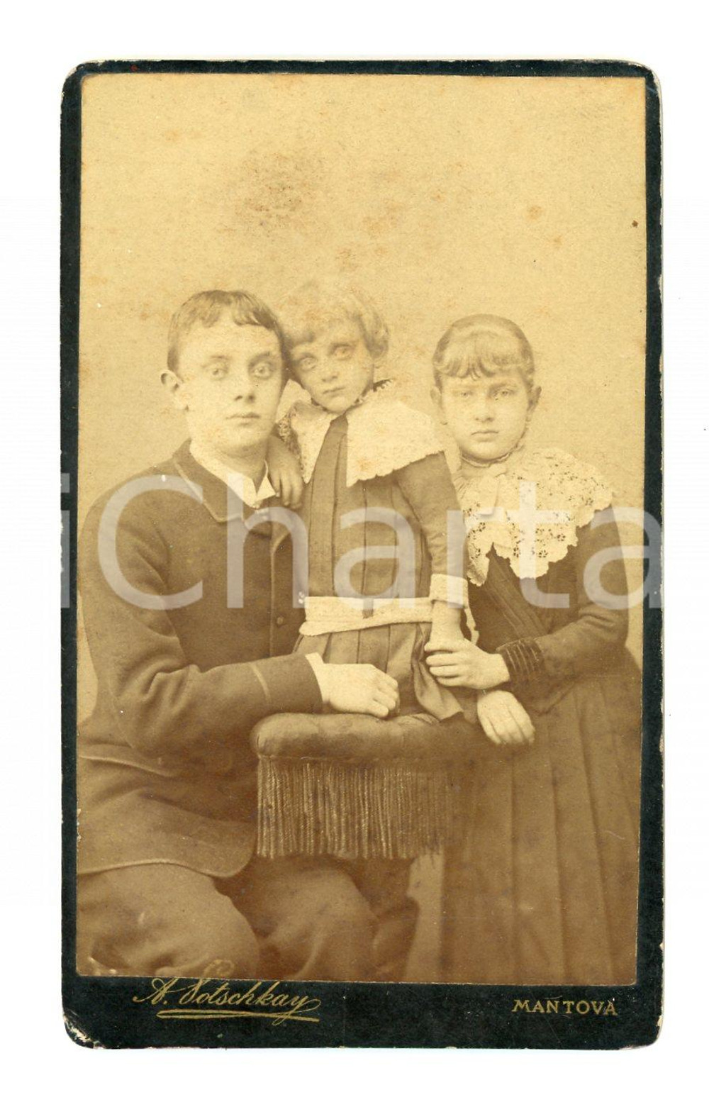 Fotografia d epoca originale 1900 ca MANTOVA Tre fratelli  Ritratto POST MORTEM ? Foto A. POTSCHKAY  CDV 1